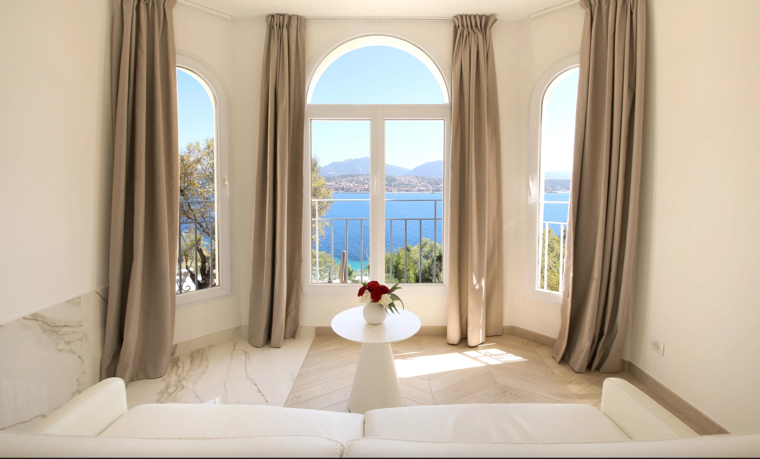 Suite Balnéo de l’Hôtel Marinca avec une décoration élégante et romantique