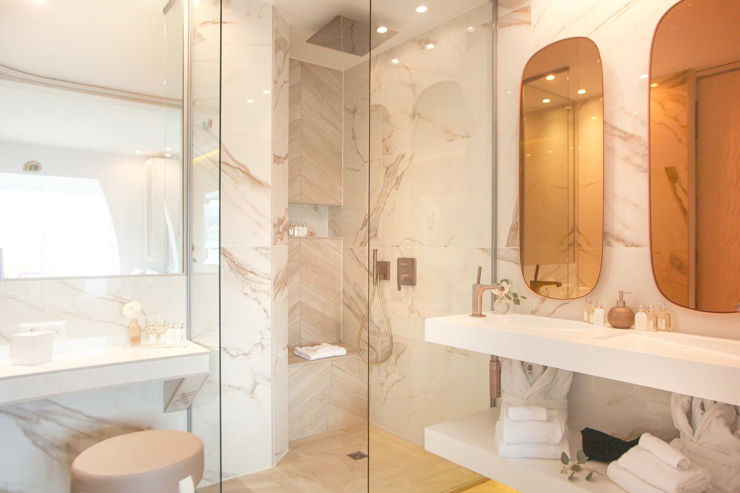 Salle de bain moderne avec douche à l’italienne et finitions haut de gamme dans hotel de luxe en Corse