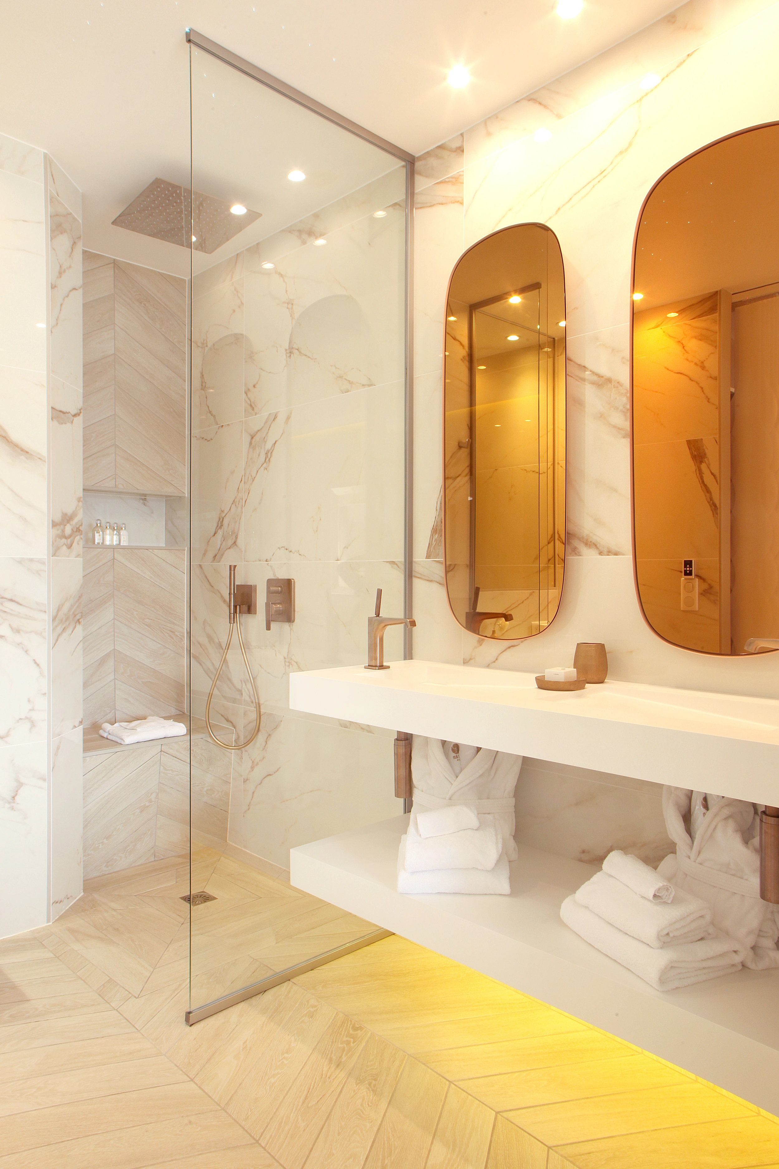 Salle de bain moderne avec douche l'italienne à l'hotel Marinca