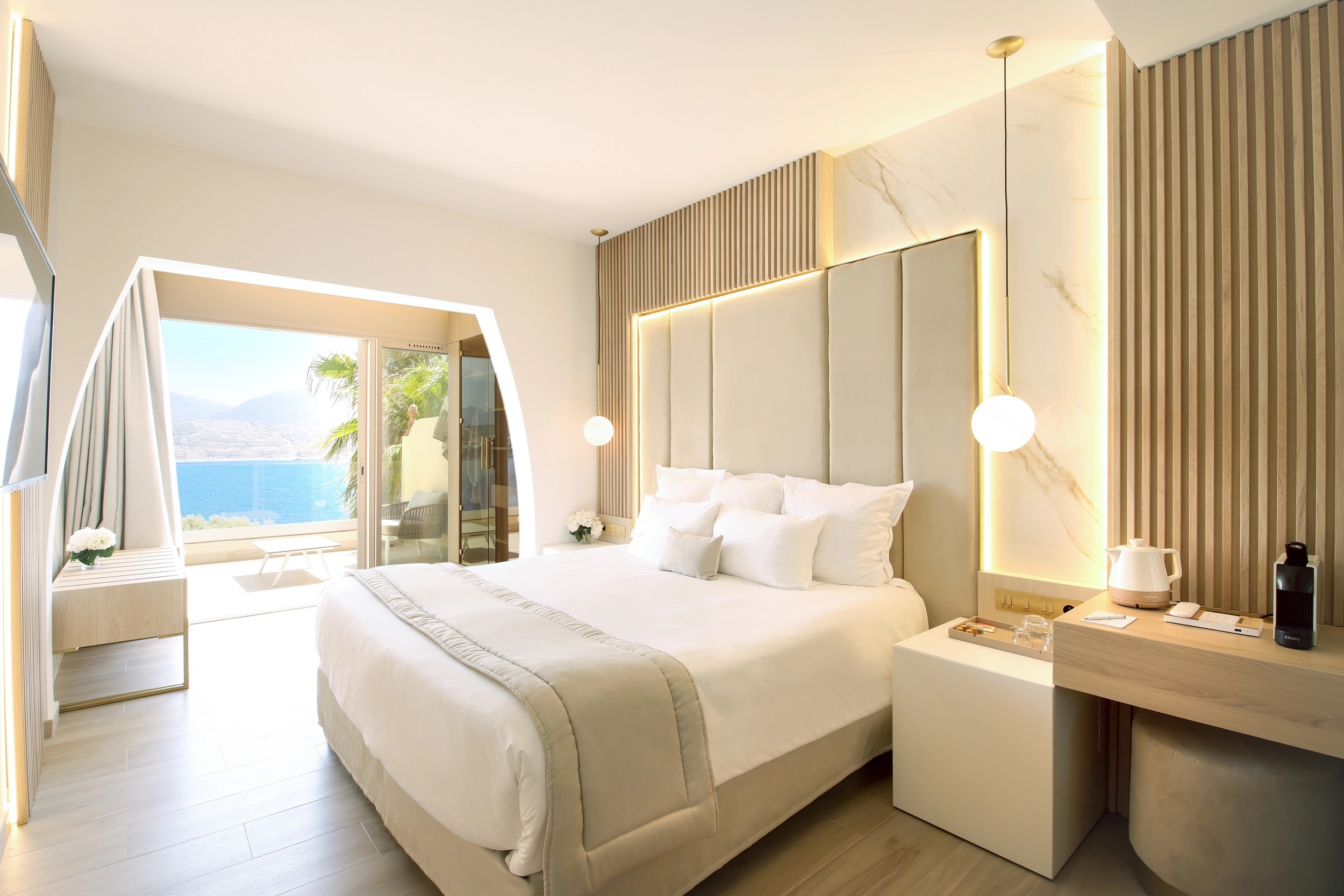 Chambre spacieuse avec vue sur la mer et accès à une terrasse privée en Corse-du-Sud