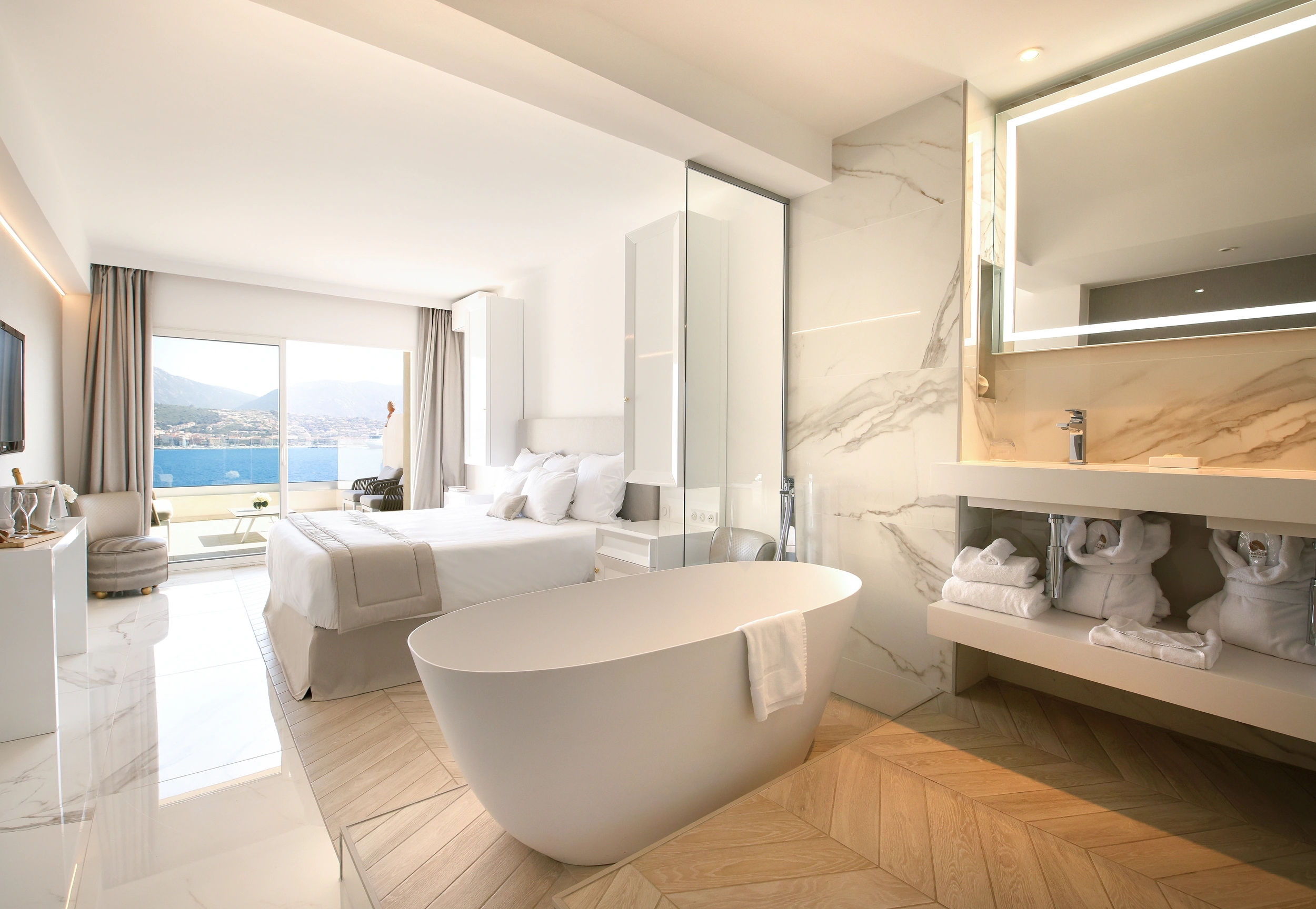 Baignoire avec vue sur la mer pour un moment de détente à l’Hôtel Marinca