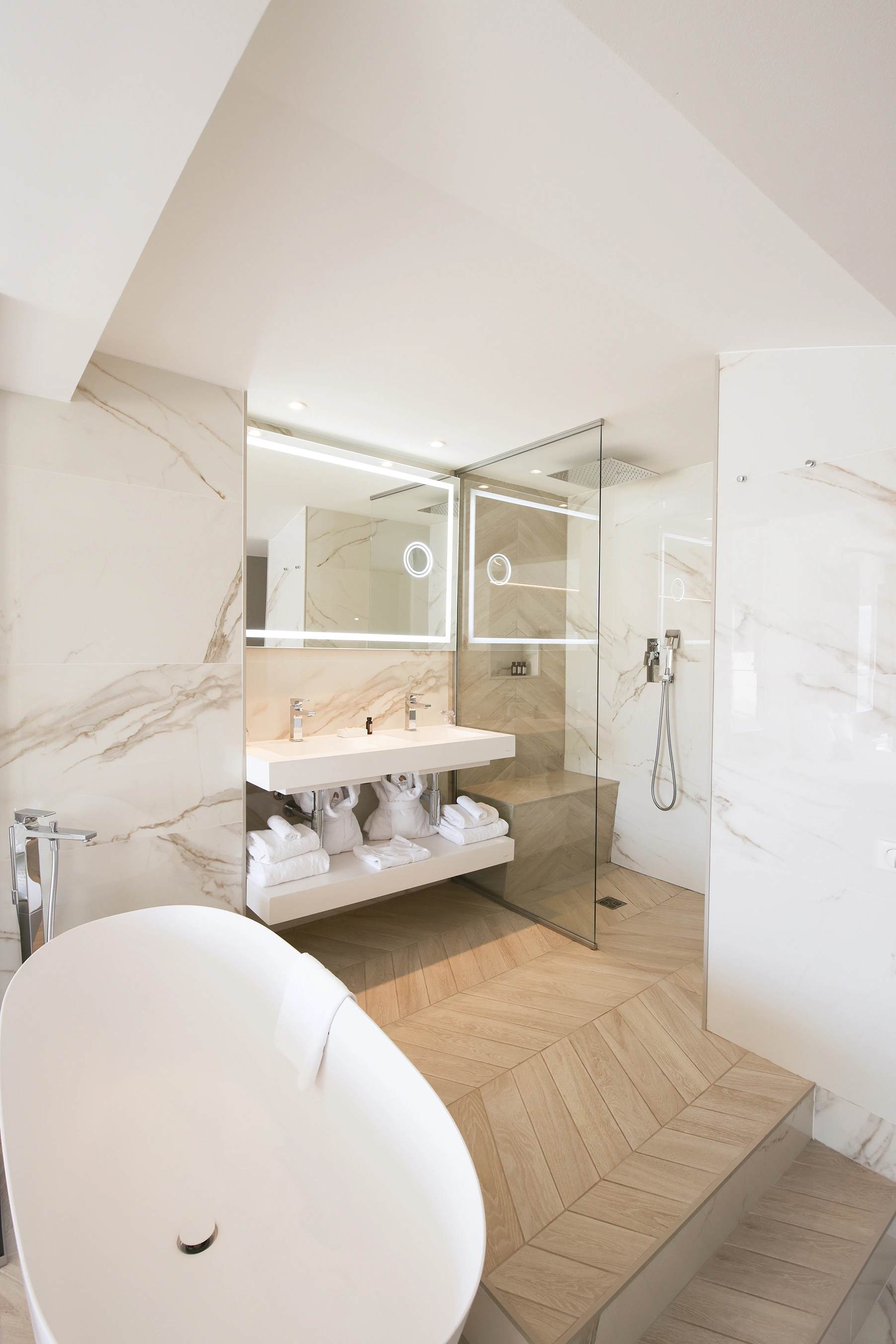Salle de bain luxueuse avec baignoire îlot et douche à l'italienne 