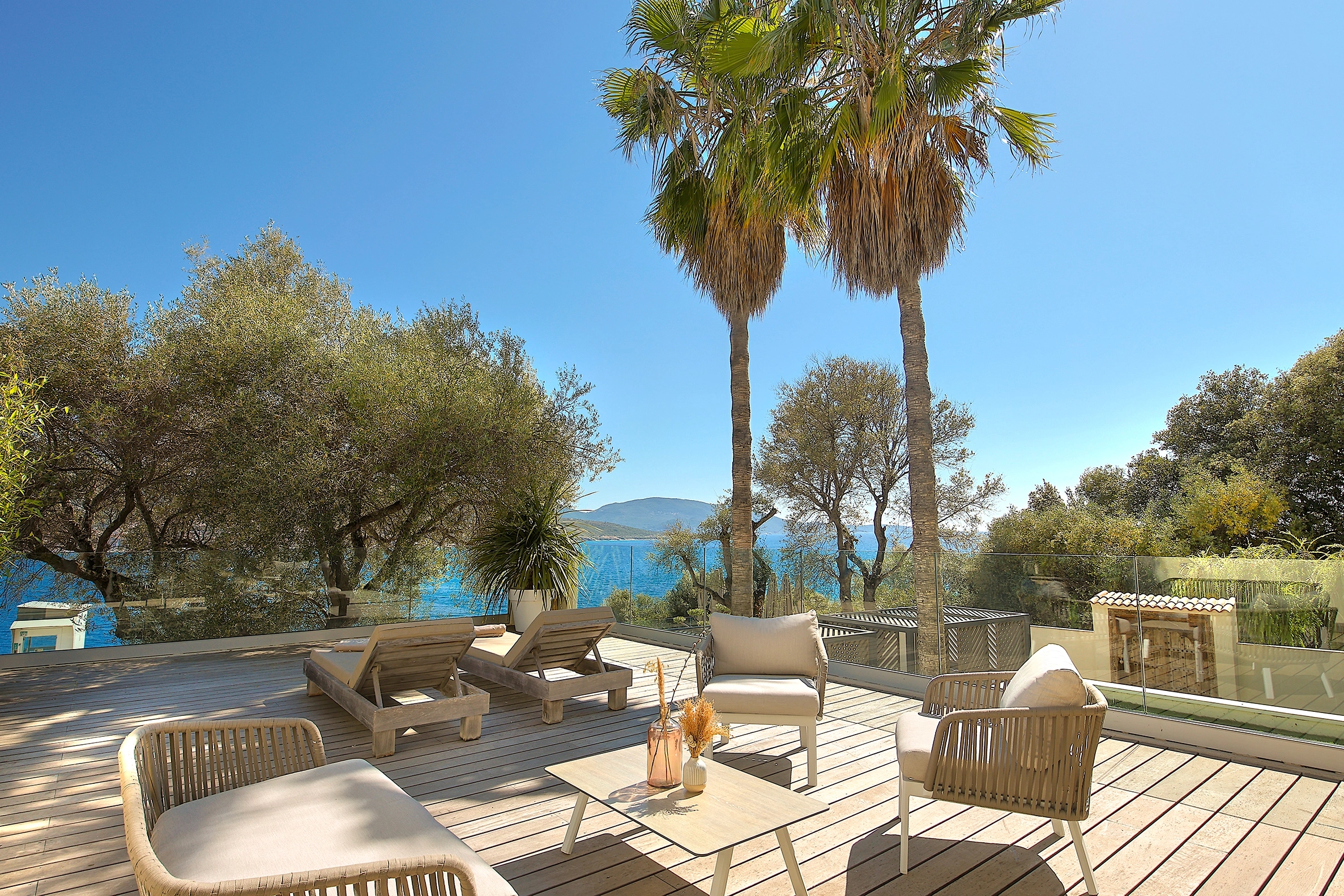 Grande terrasse privée offrant une vue dégagée sur la mer à l'hotel Marinca