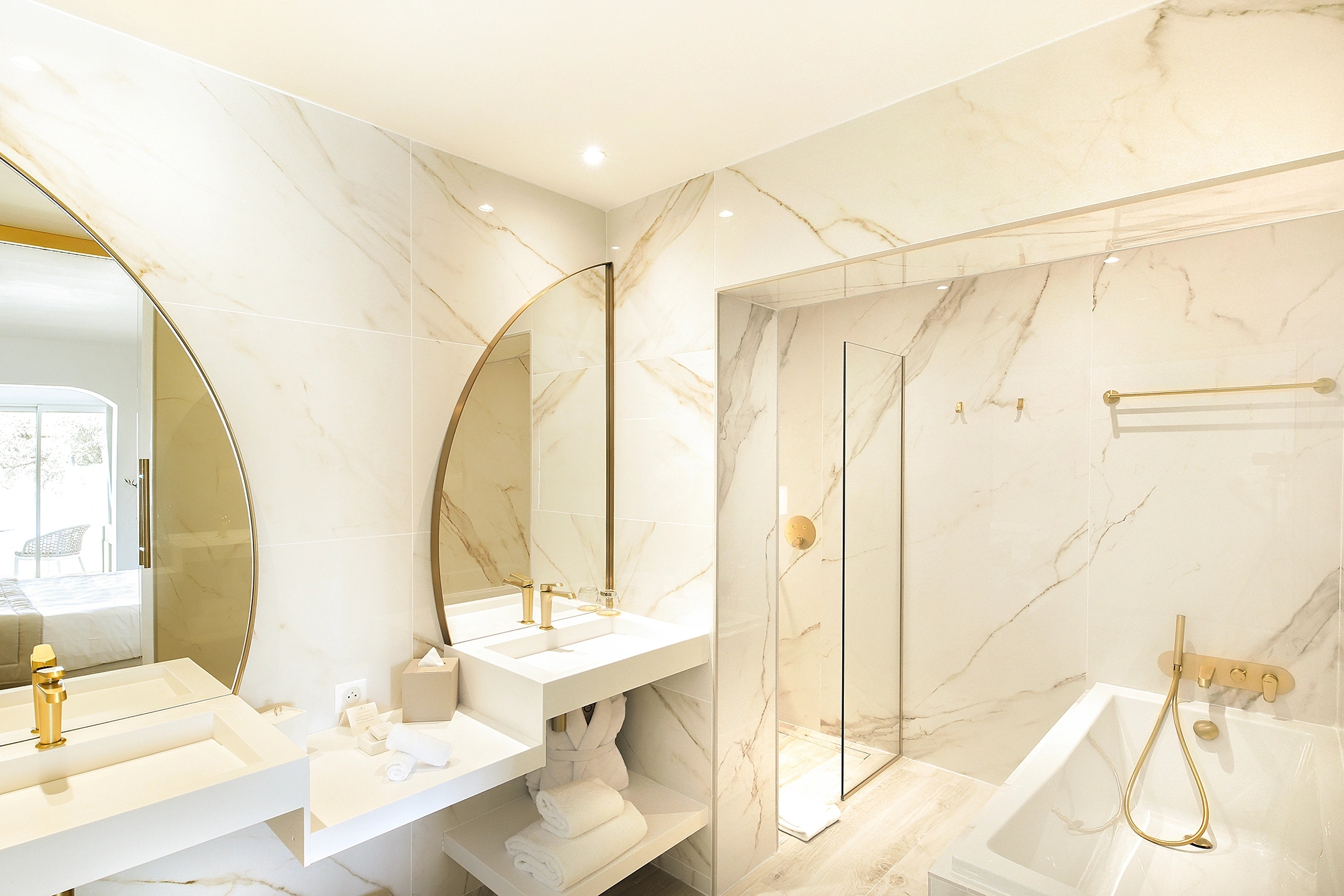 Douche à l’italienne spacieuse et design dans une Suite Junior