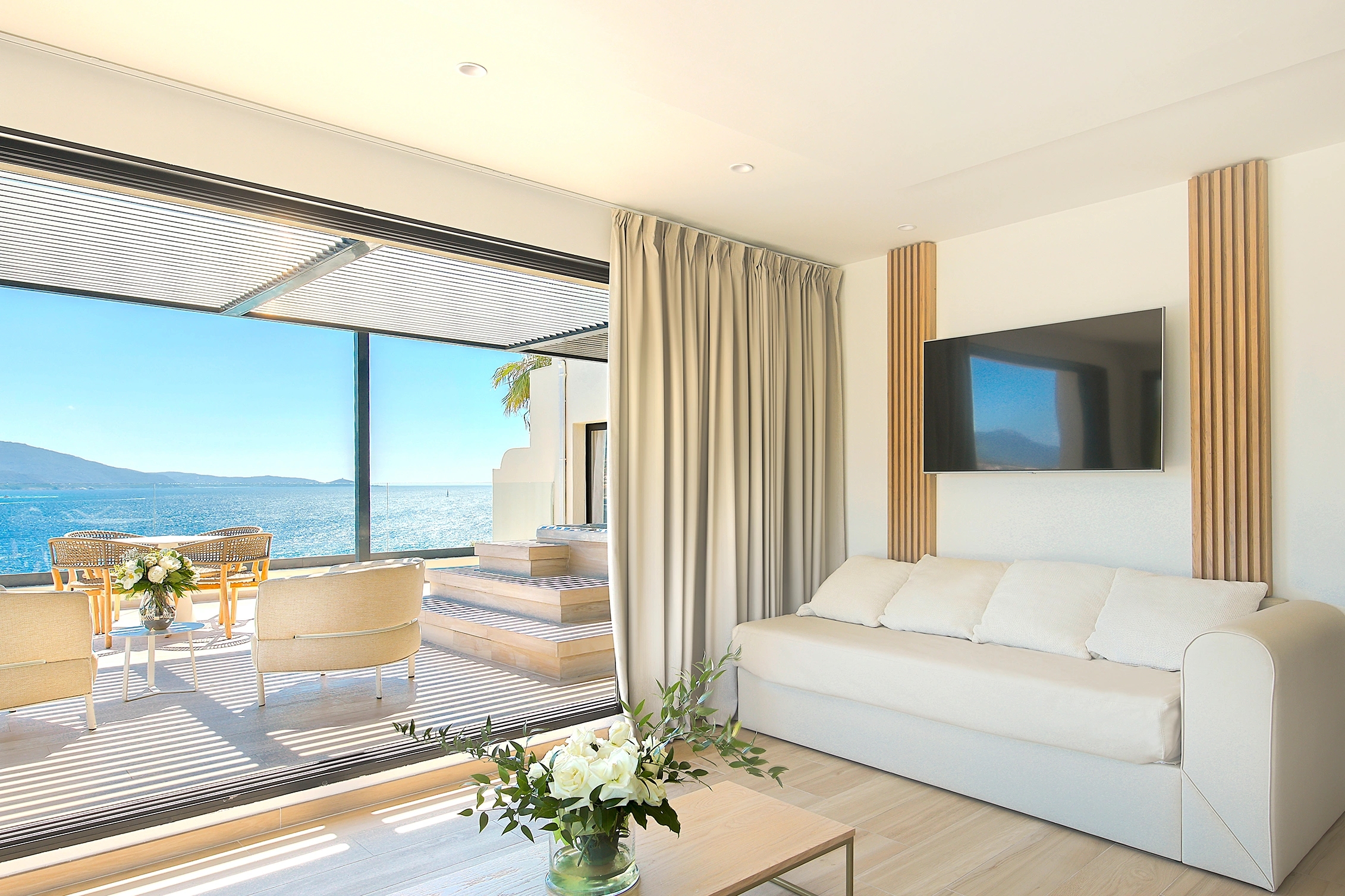 Espace salon et vue imprenable sur la mer dans suite de luxe en Corse-du-Sud