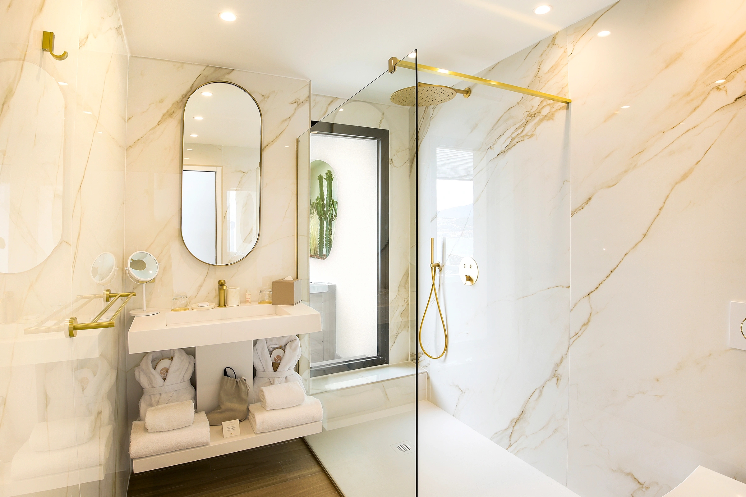 Salle de bain moderne et élégante, Hotel Marinca