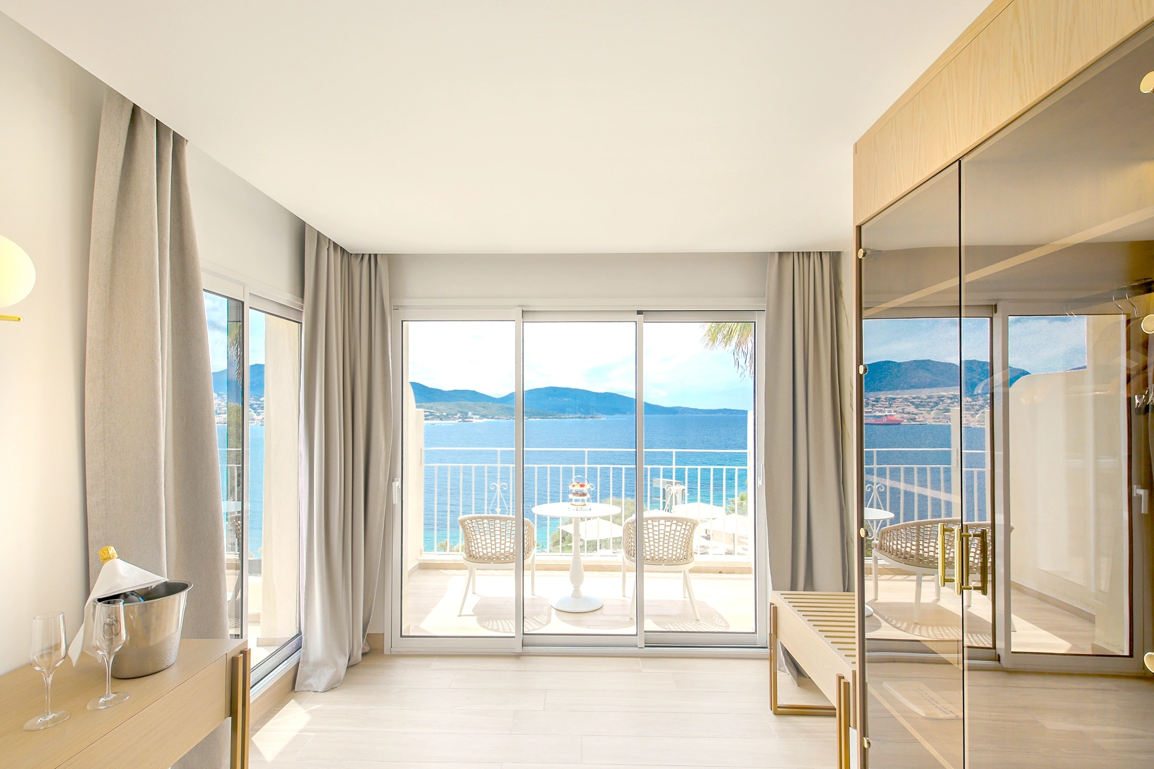 Terrasse spacieuse avec vue sur la mer dans un hotel 5 étoiles en Corse