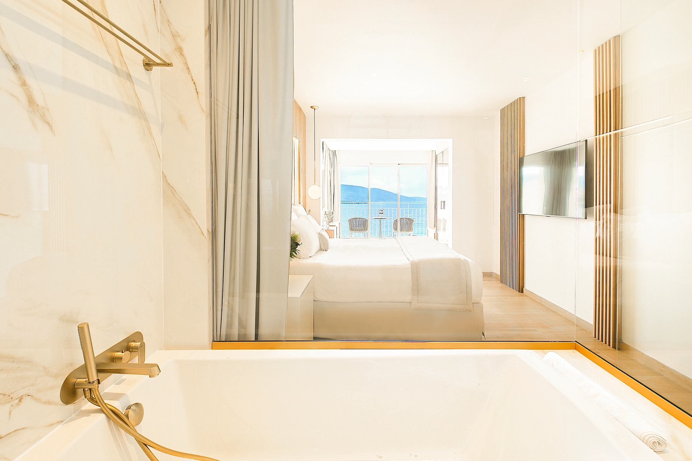 Baignoire élégante avec vue sur la mer pour un moment de détente absolue