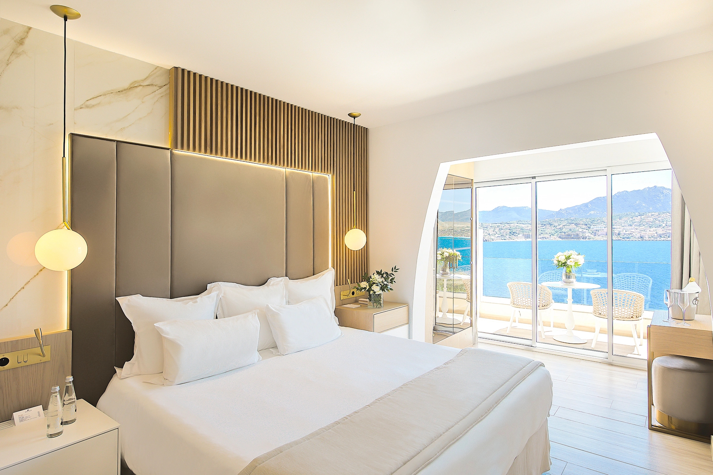 Chambre Luxe de l’Hôtel Marinca avec lit king-size, vue mer et décoration raffinée