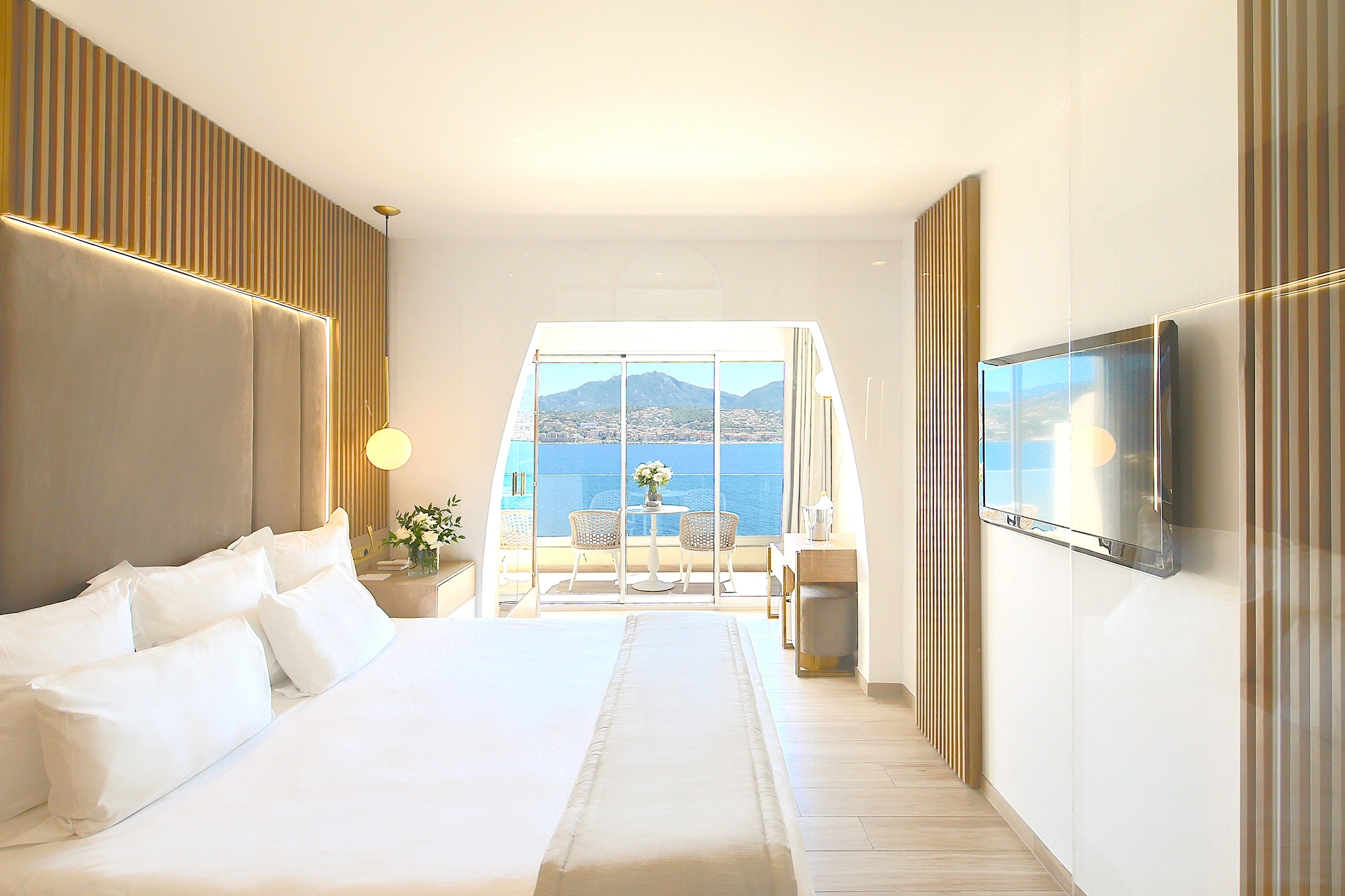 Espace lumineux et élégant, chambre de luxe avec vue sur la mer en Corse