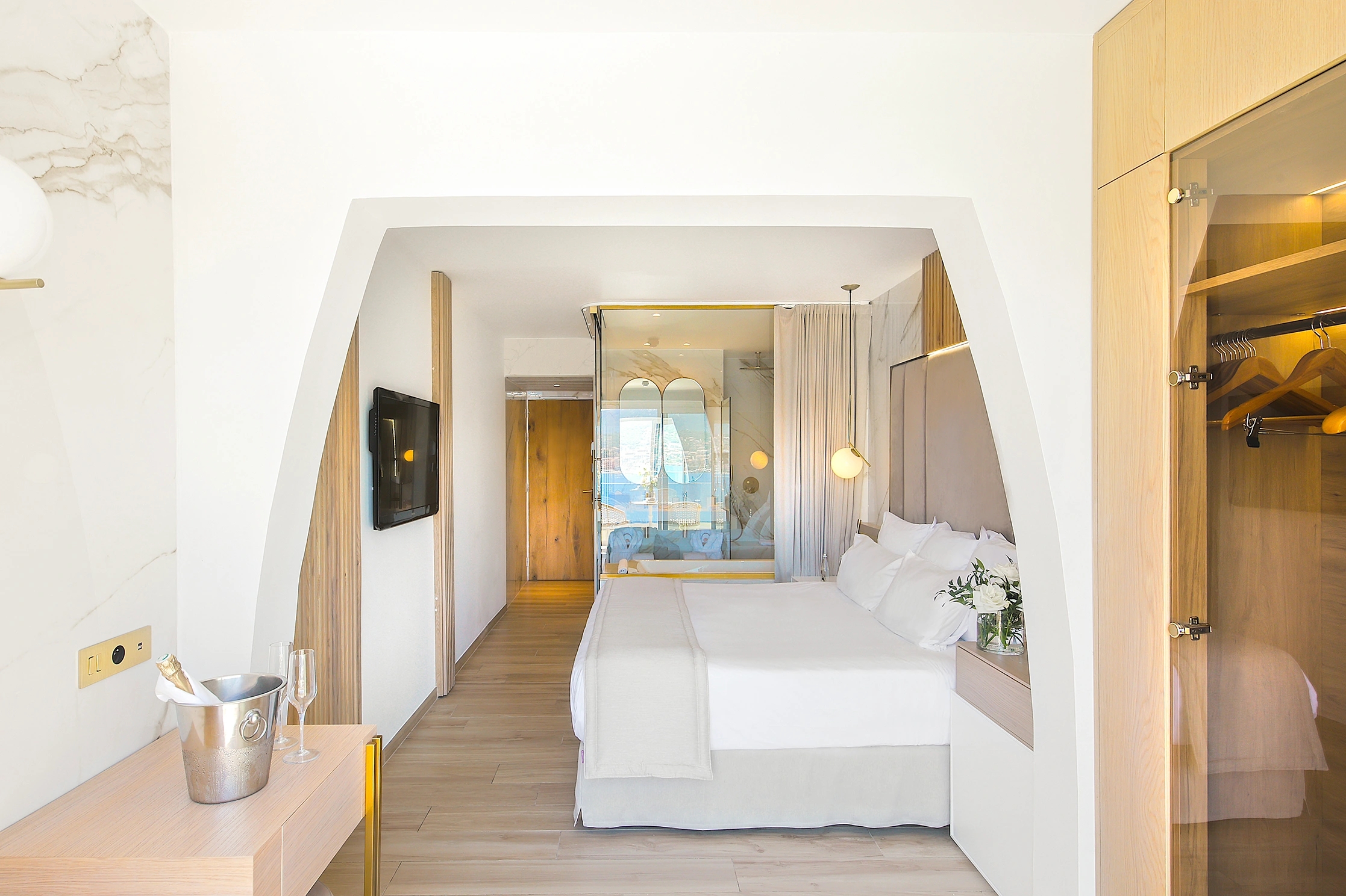 Chambre Luxe avec lit king-size à l'hotel Marinca