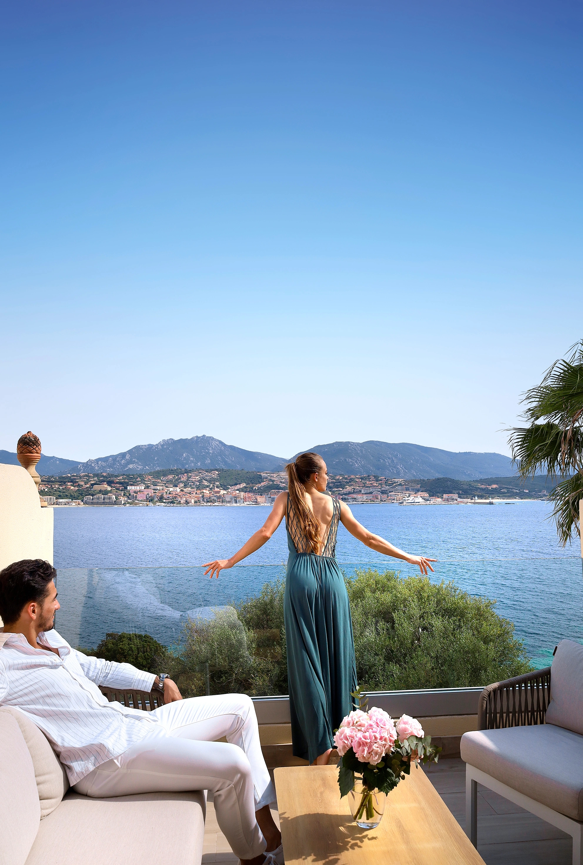 Chambre terrasse avec vue sur la mer en Corse-du-Sud dans un hotel haut de gamme