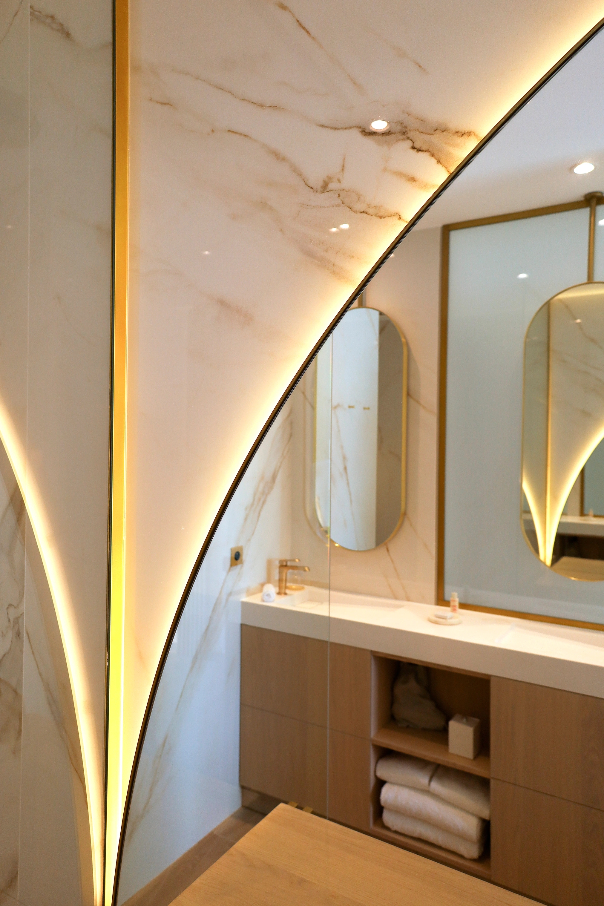 Espace luxueux et design épuré dans une Chambre Luxe Terrasse de l’Hôtel Marinca