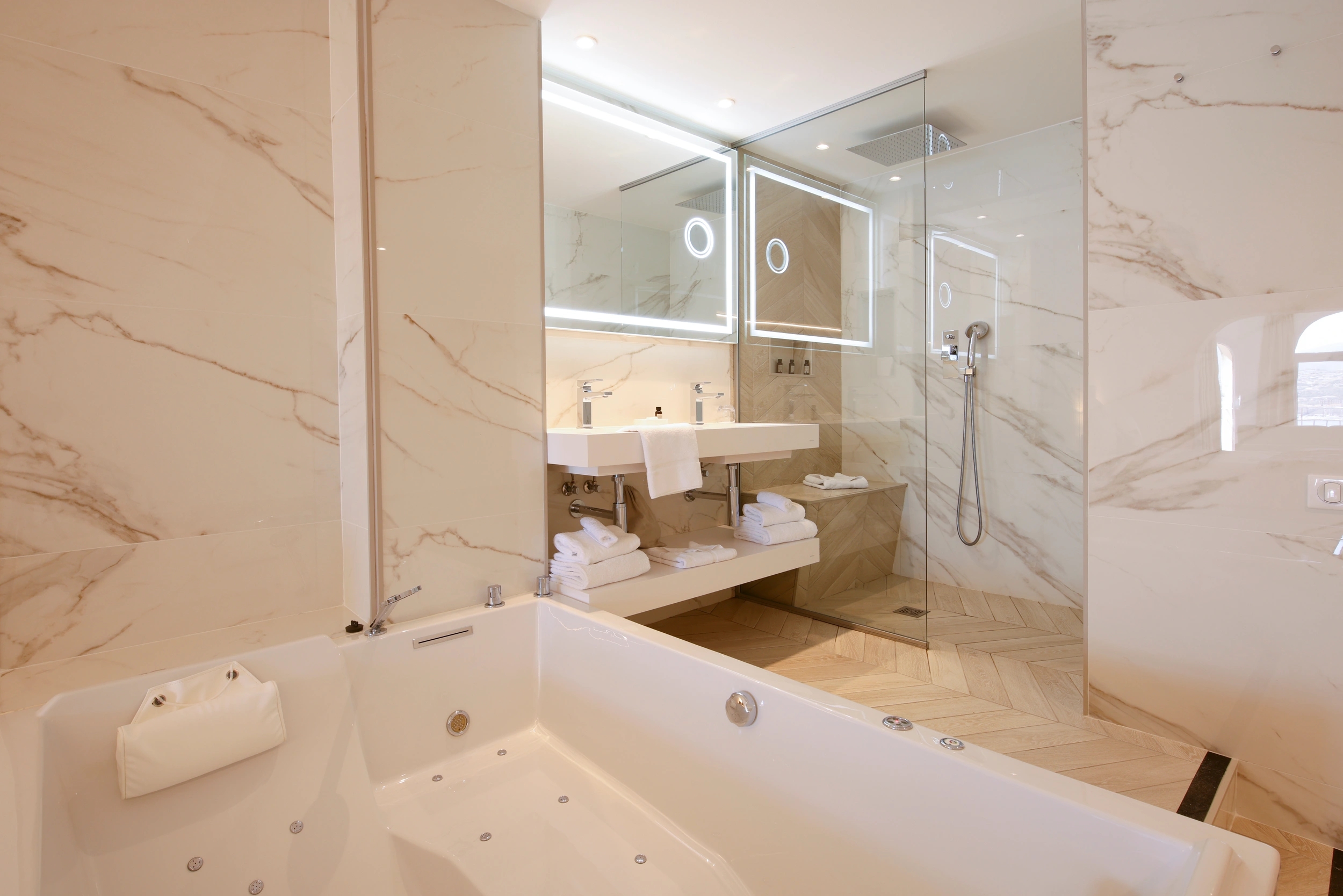 Salle de bain luxueuse avec baignoire îlot et finitions en marbre