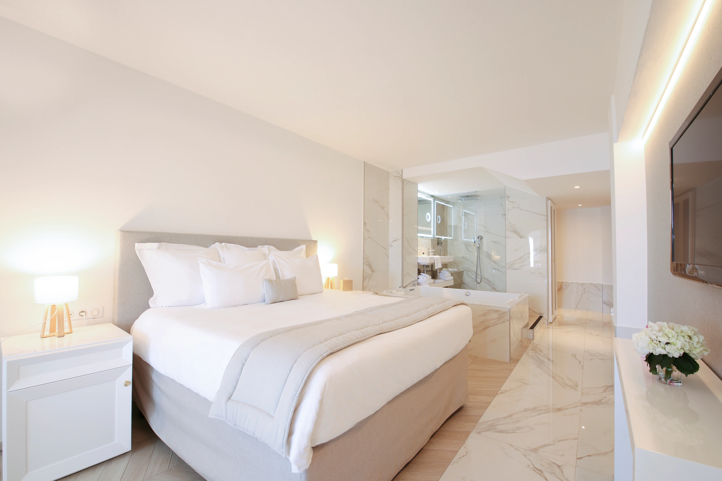 Suite Balnéo de l’Hôtel Marinca avec lit king-size et décoration élégante