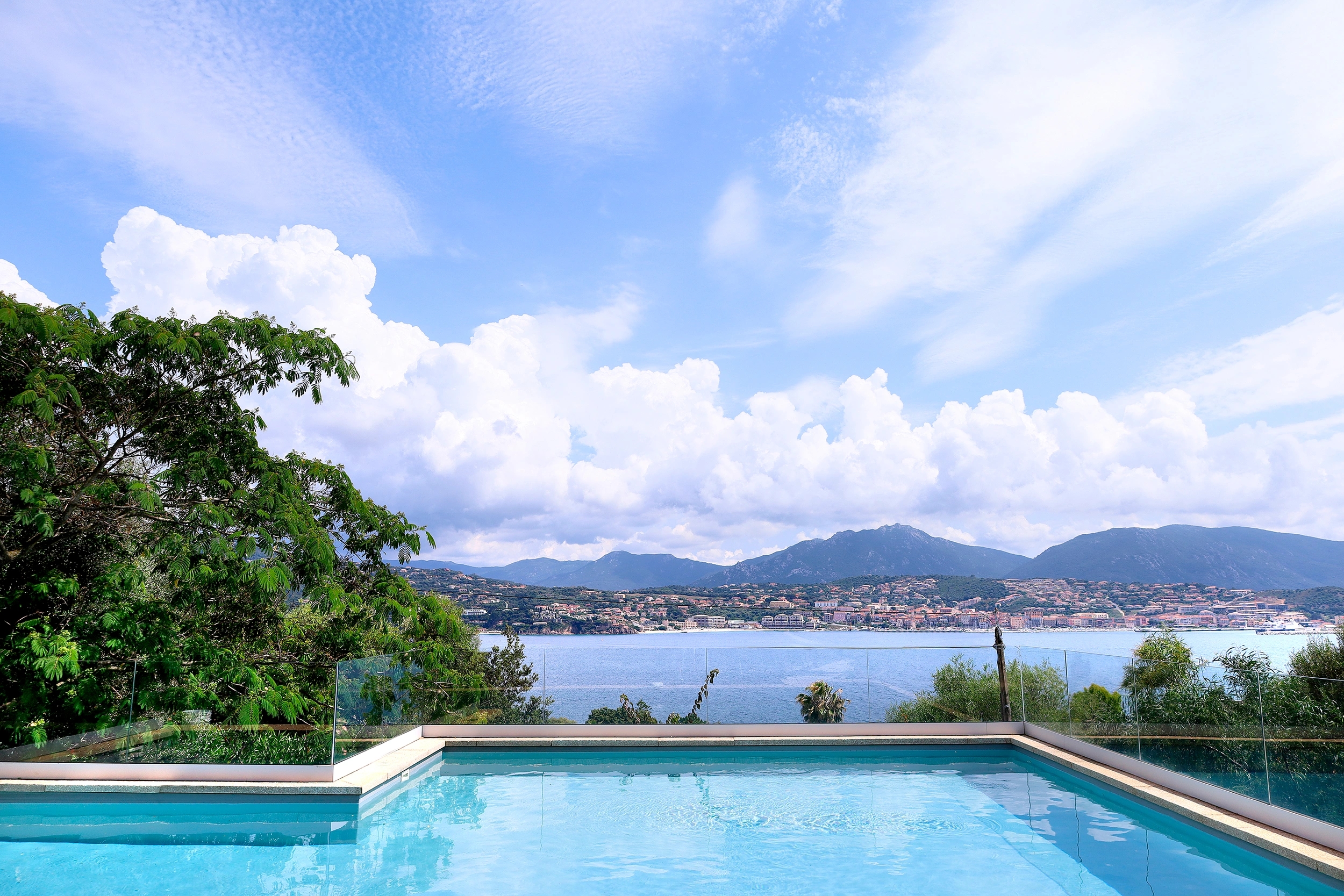 Villa privée de l’Hôtel Marinca avec piscine et vue sur la mer