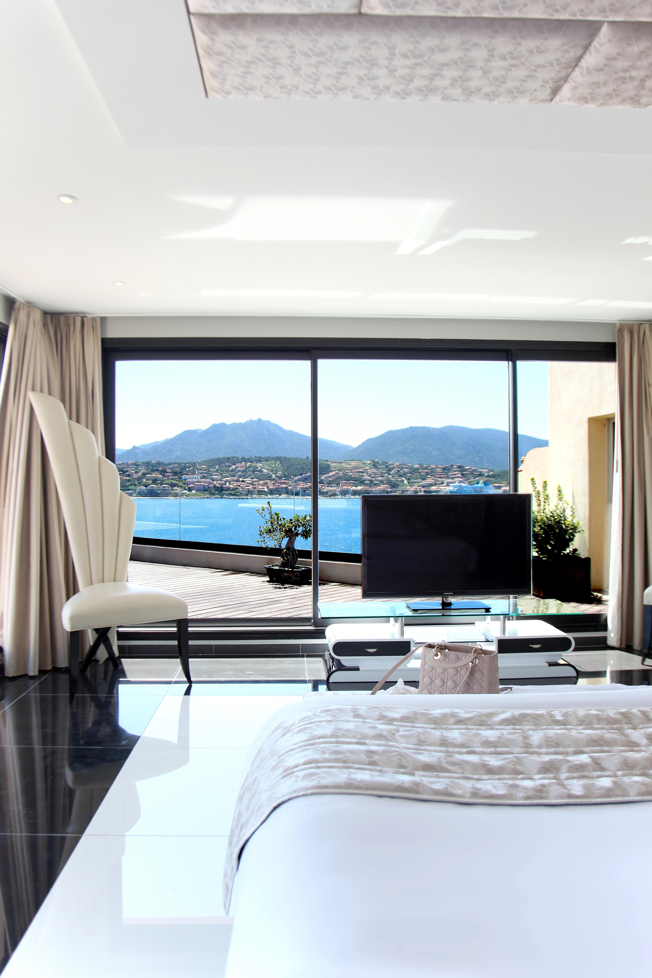 Suite Penthouse de l’Hôtel Marinca avec une décoration élégante et vue sur la mer