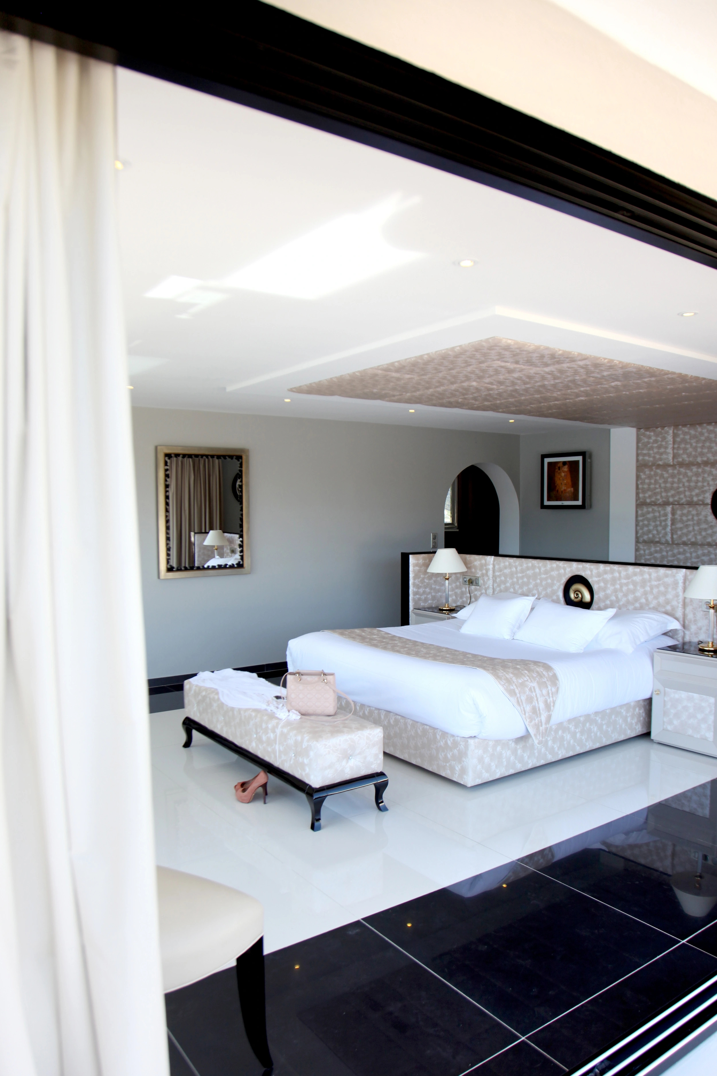 hambre spacieuse avec lit king-size et décoration raffinée en Corse