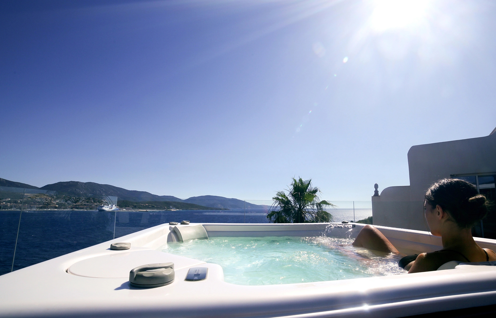 Terrasse avec jacuzzi et vue sur la mer en Corse-du-Sud