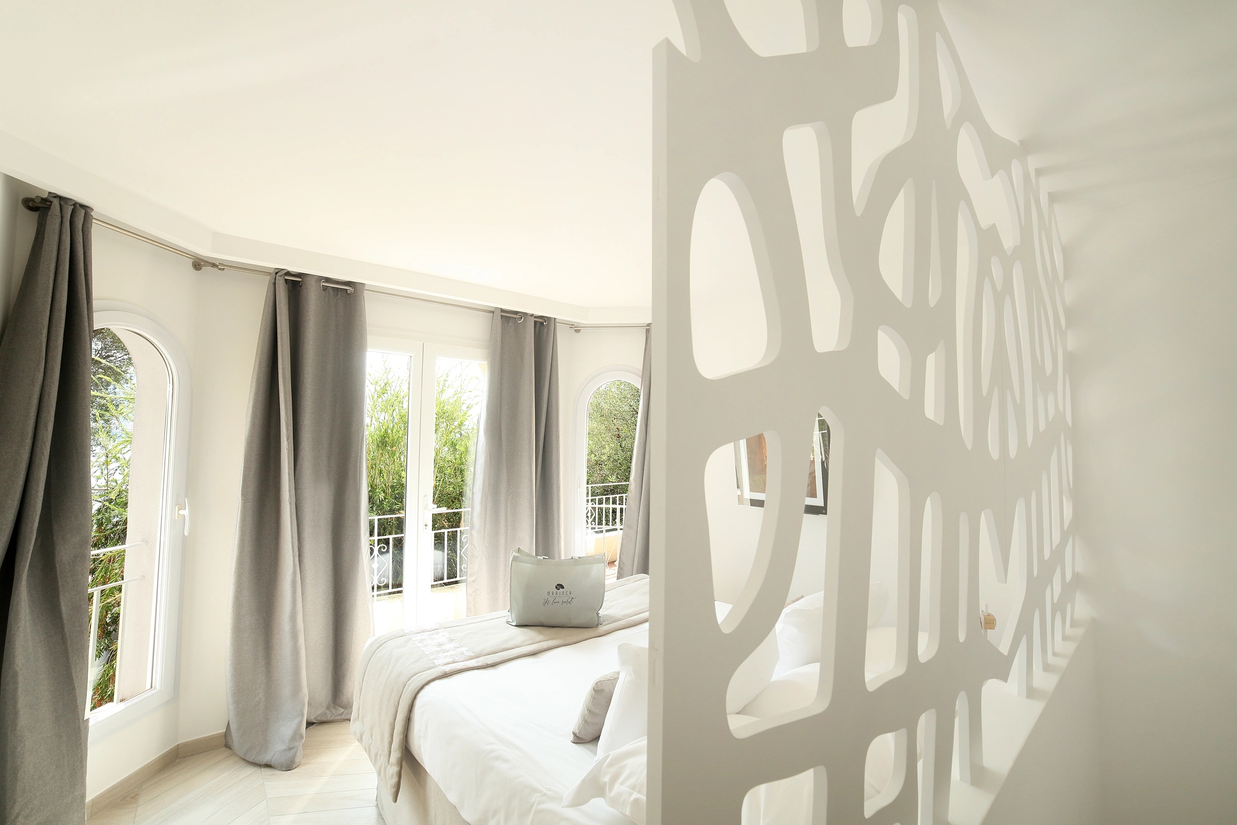 Décoration moderne d'une suite de l'hotel Marinca en Corse-du-Sud