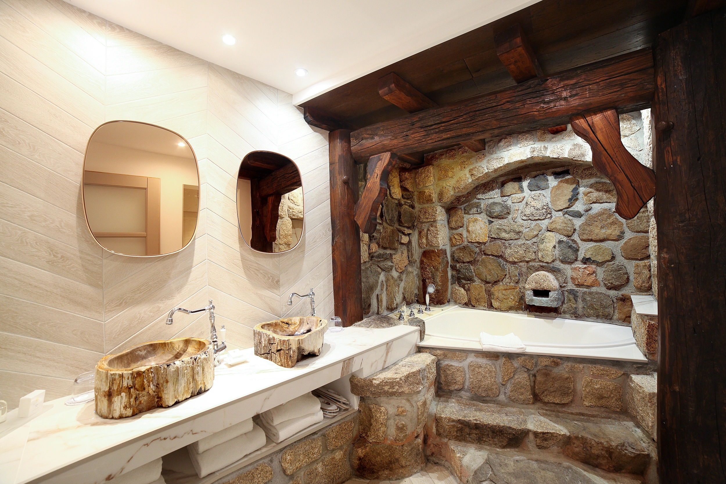 Salle de bain luxeuse au disign singulier en Corse-du-Sud