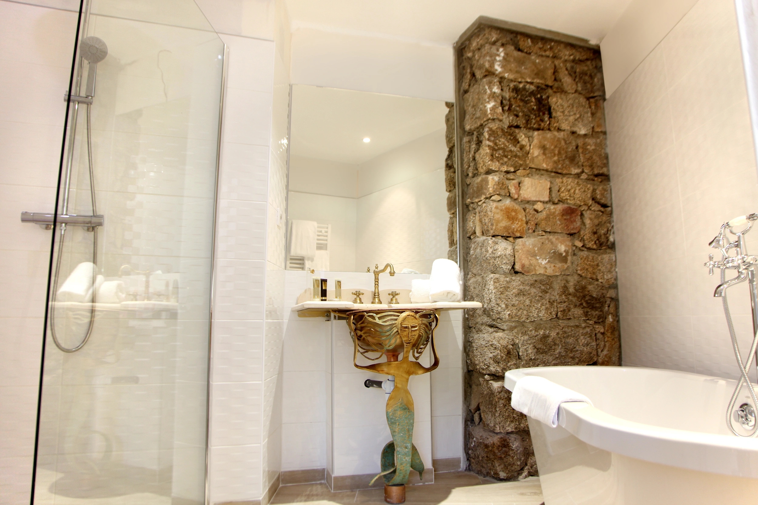 Salle de bain avec baignoire et douche à l'italienne dans villa en Corse du sud