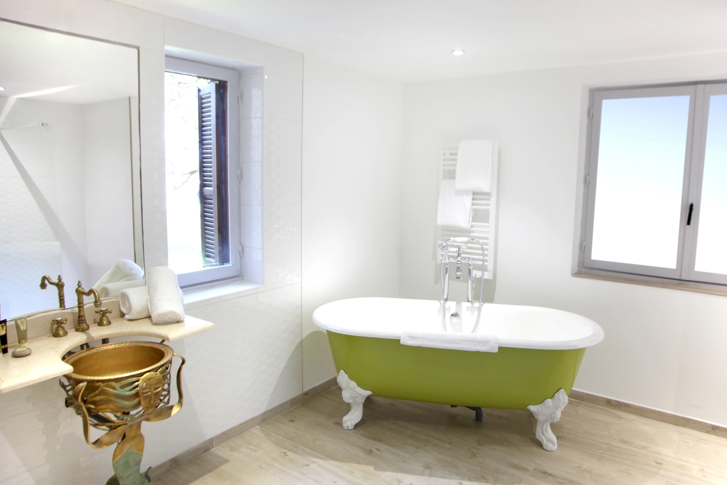 Salle de bain luxueuse avec baignoire dans une villa privée haut de gamme en Corse-du-Sud