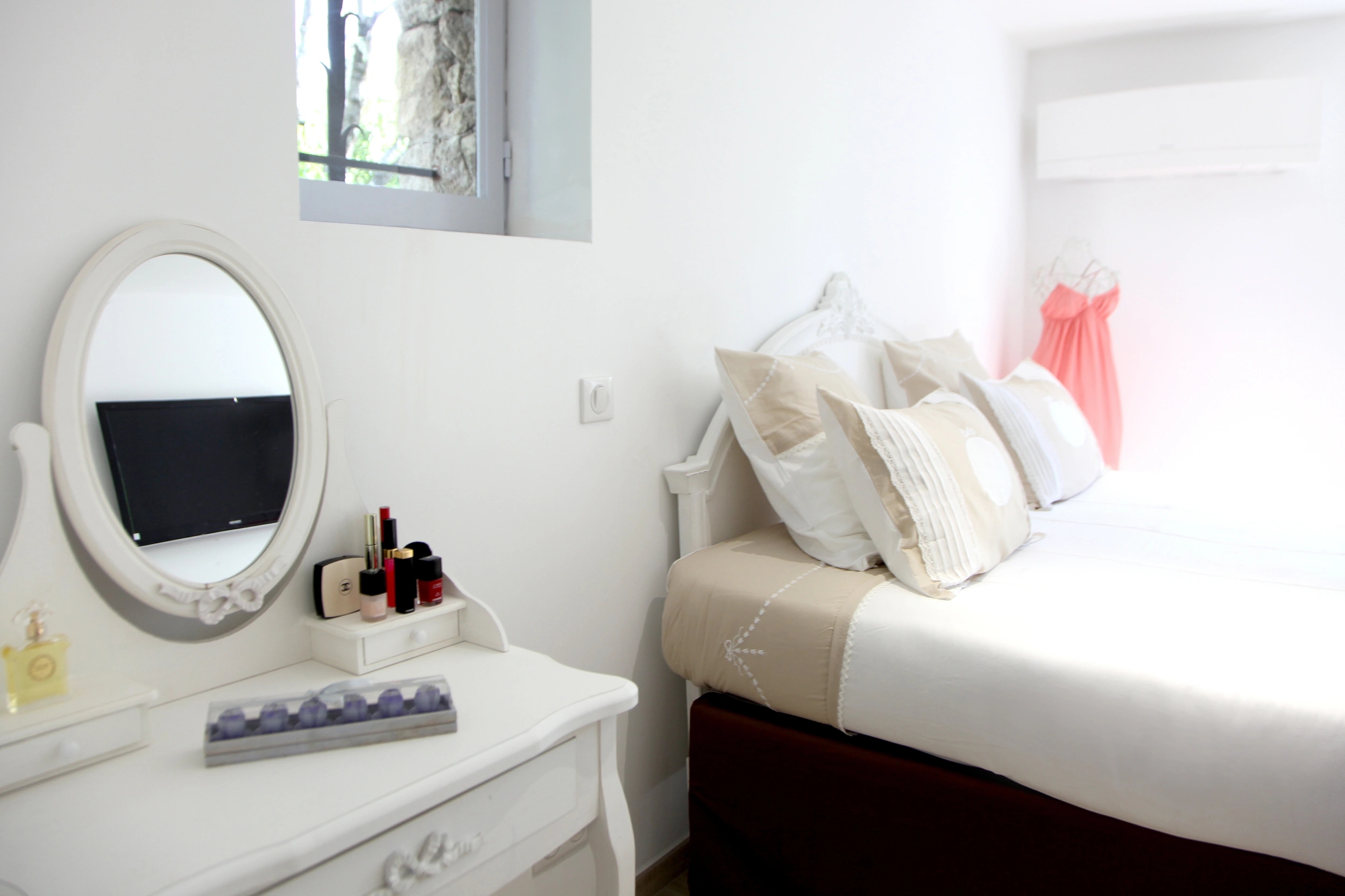 Chambre élégante avec lit king-size au sein d'une villa haut de gamme en Corse