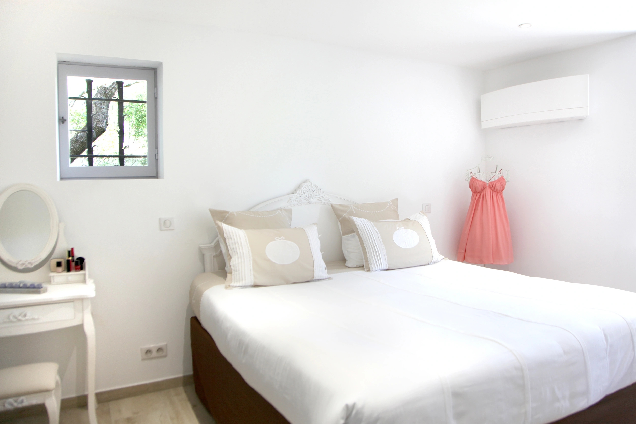 Lit king-size et ambiance relaxante au sein d'une villa haut de gamme en Corse