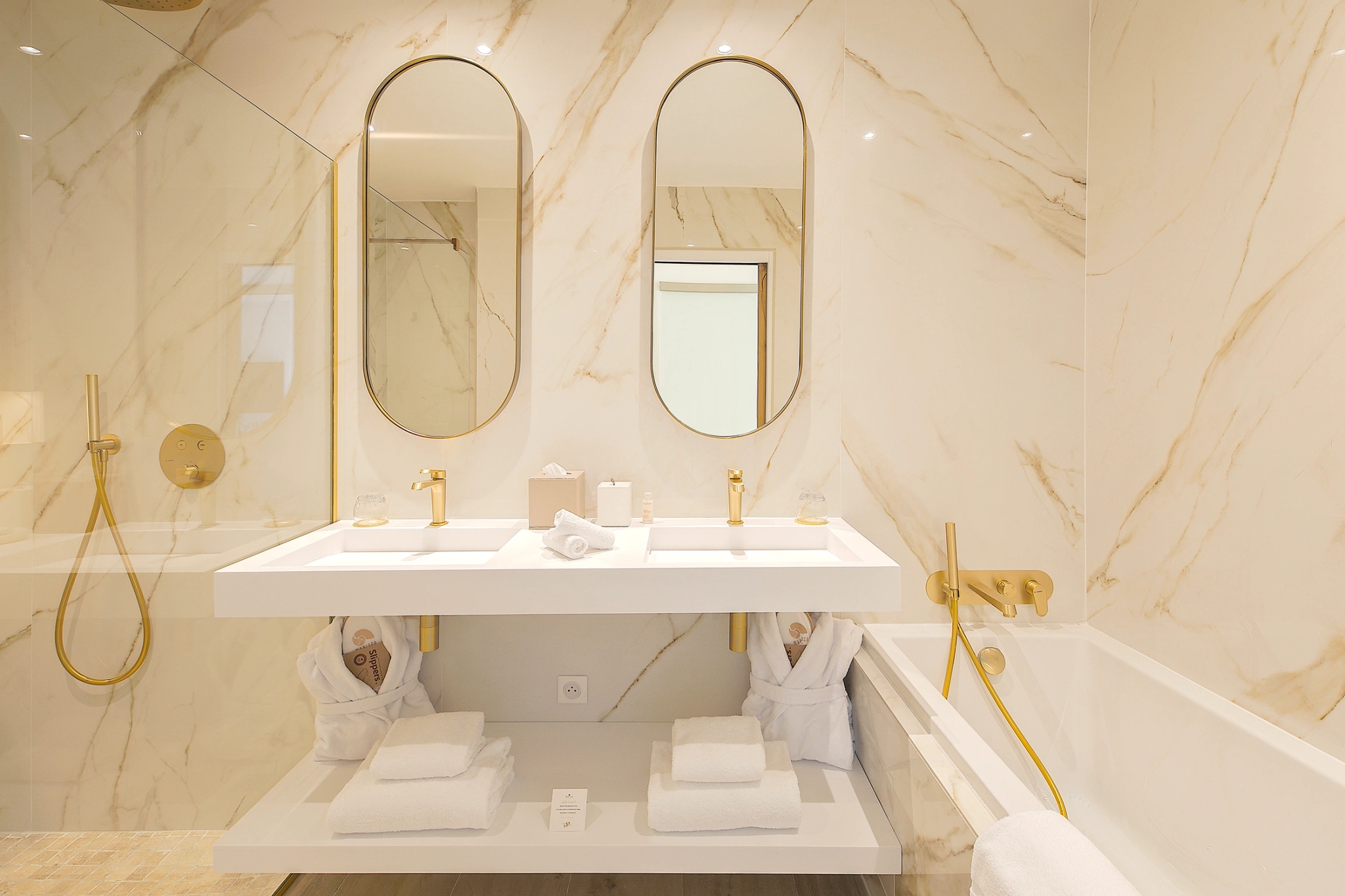 Salle de bain moderne avec double vasque et baignoire relaxante