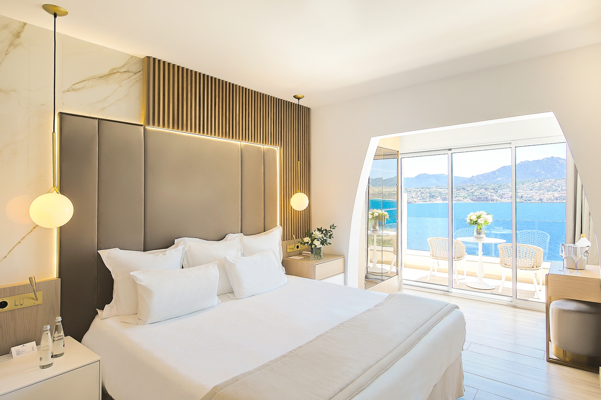 Chambre Luxe de l’Hôtel Marinca avec lit king-size, vue mer et décoration raffinée