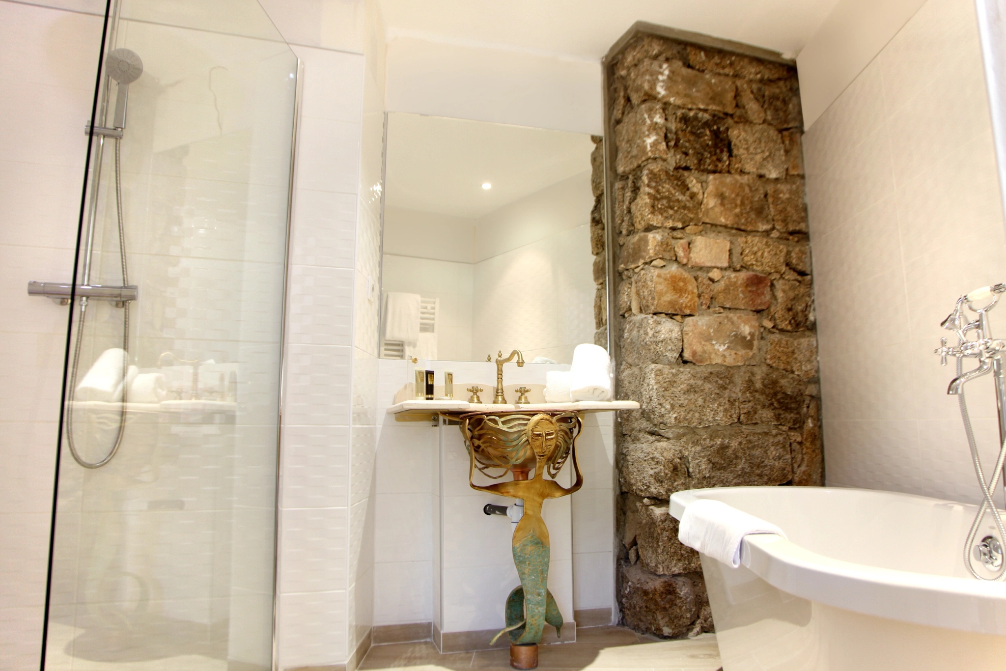 Salle de bain avec baignoire et douche à l'italienne dans villa en Corse du sud