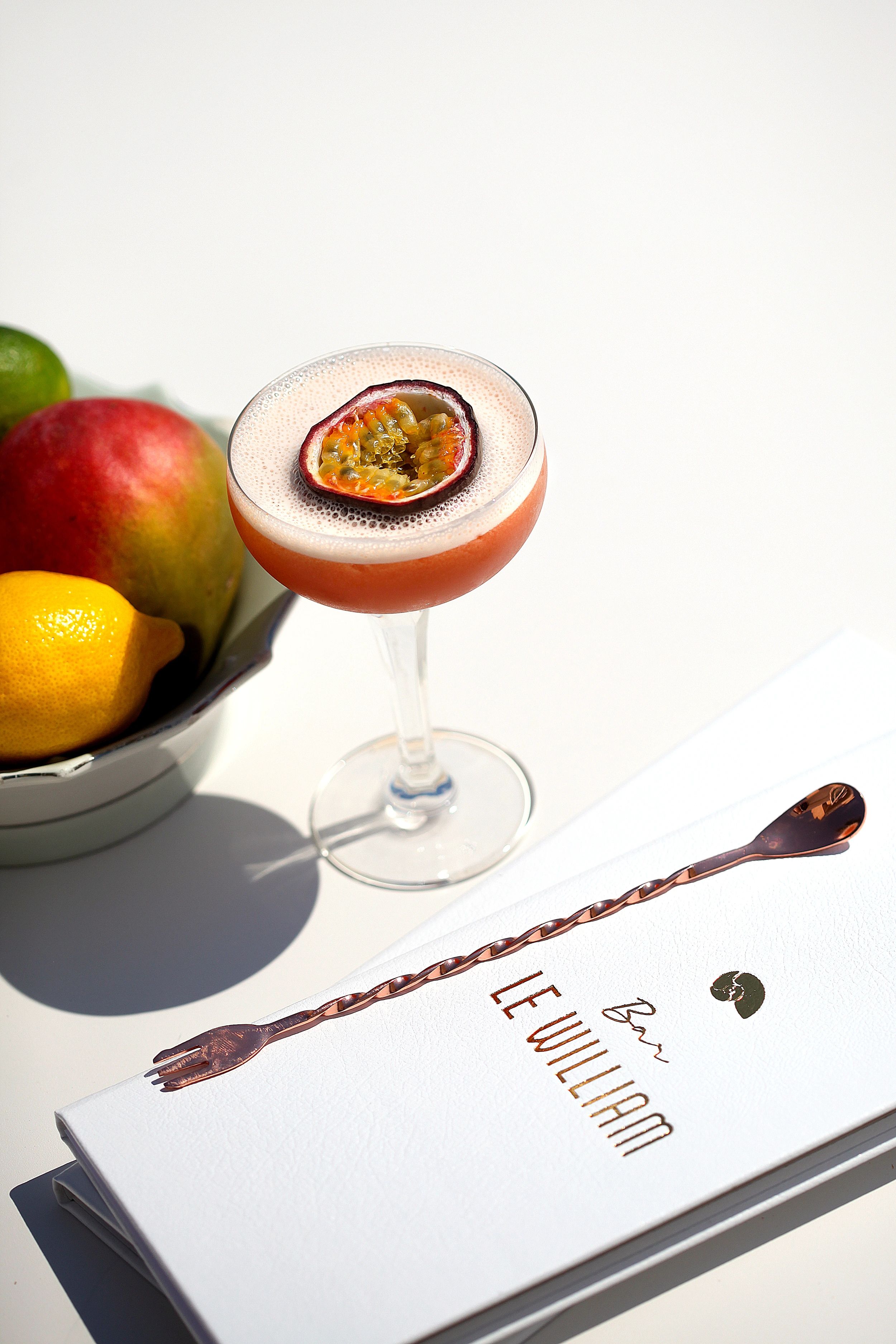 Pornstar raffraichissant dans un bar a cocktails à Olmeto
