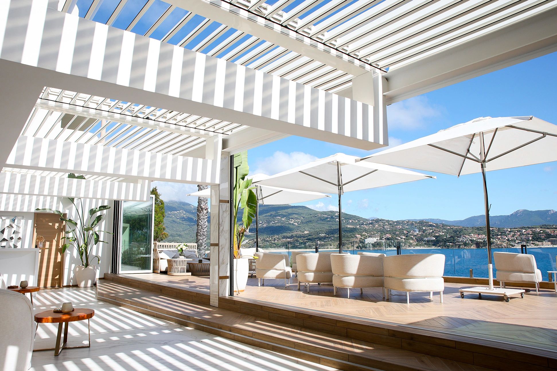 Bar à cocktails avec terrasse panoramique près de Propiano