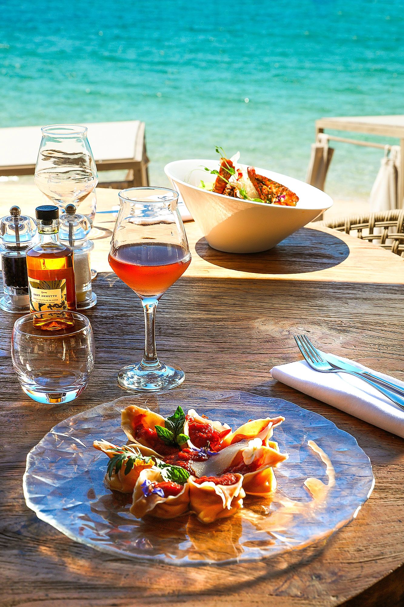 Convivialité et élégance dans ce restaurant face a la mer en Corse
