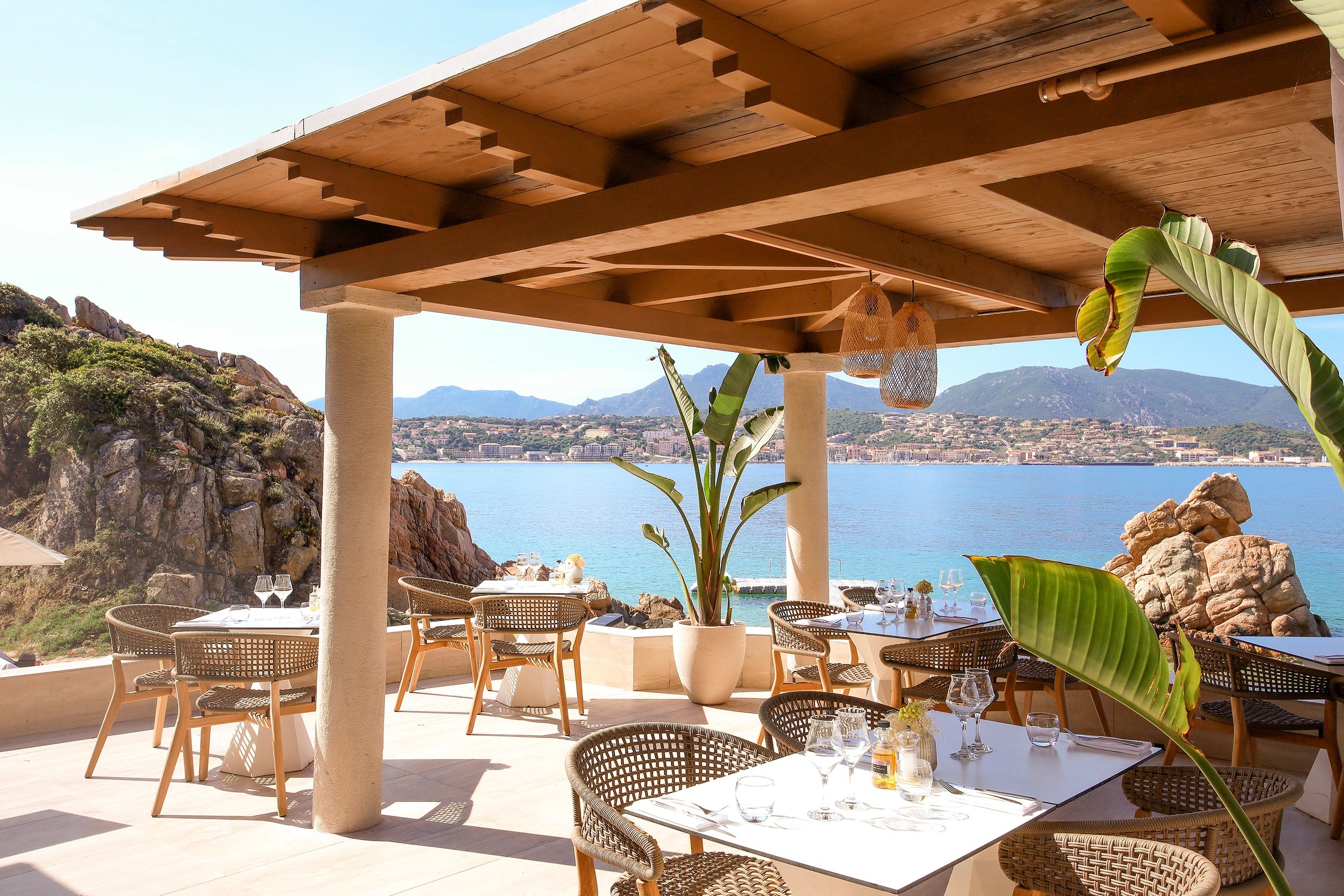 Restaurant de plage chic en Corse-du-Sud