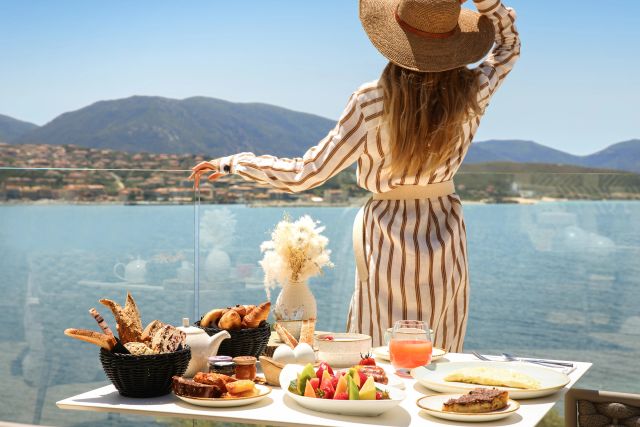 Repas face a la mer dans un hotel haut de gamme en Corse-du-Sud