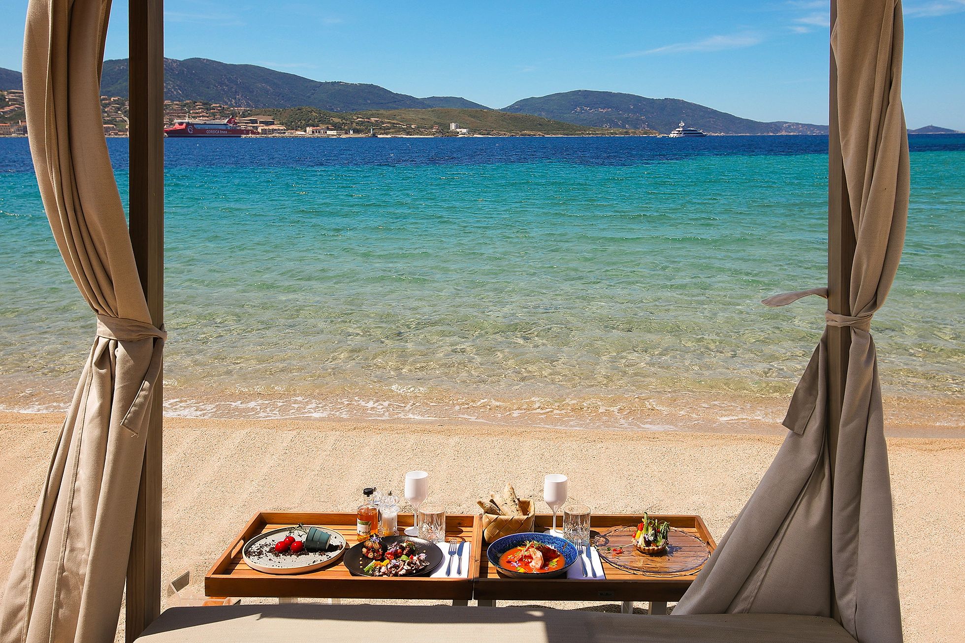 Diner sur le sable, les peids dans l'eau en Corse-du-Sud
