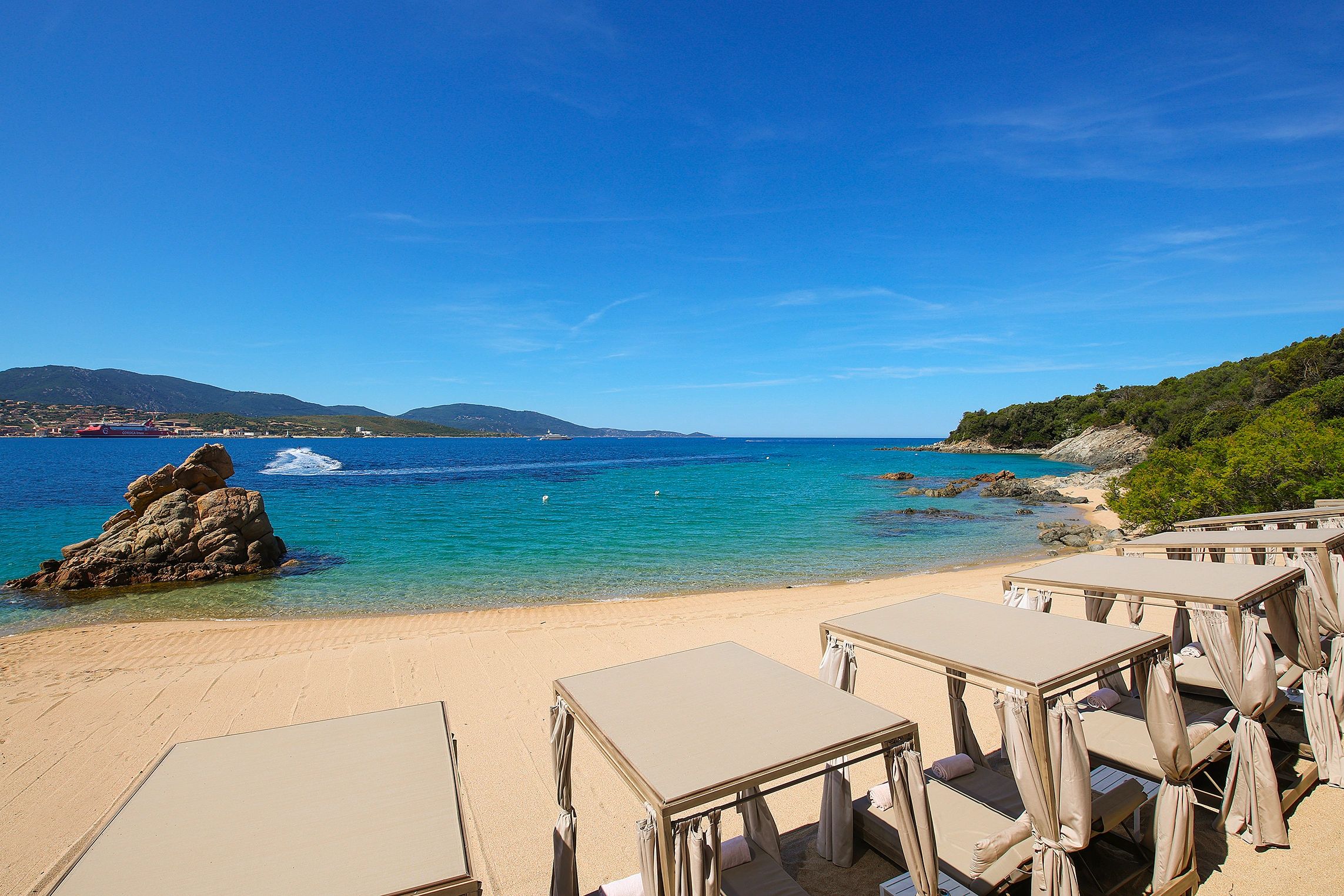 Hôtel de luxe avec plage de sable fin en Corse-du-Sud