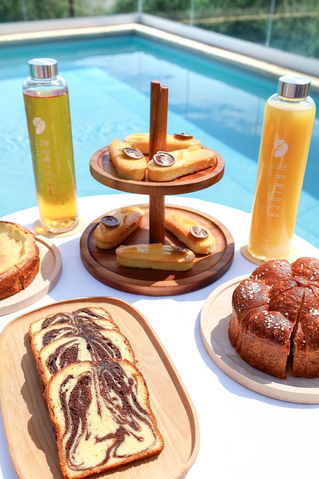 Goûter gourmand au bord de la piscine de l’Hôtel Marinca en Corse