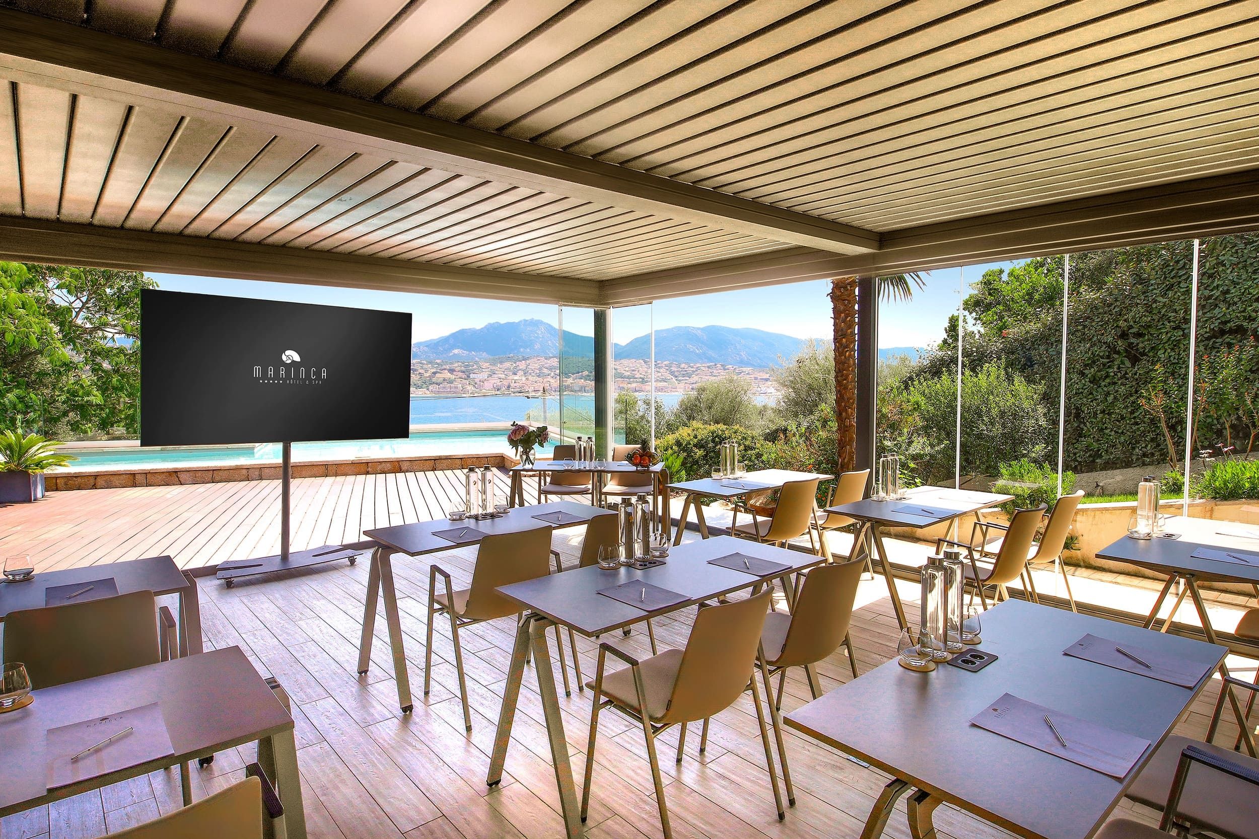 Salle de séminaire offrant une vue panoramique sur la mer en Corse