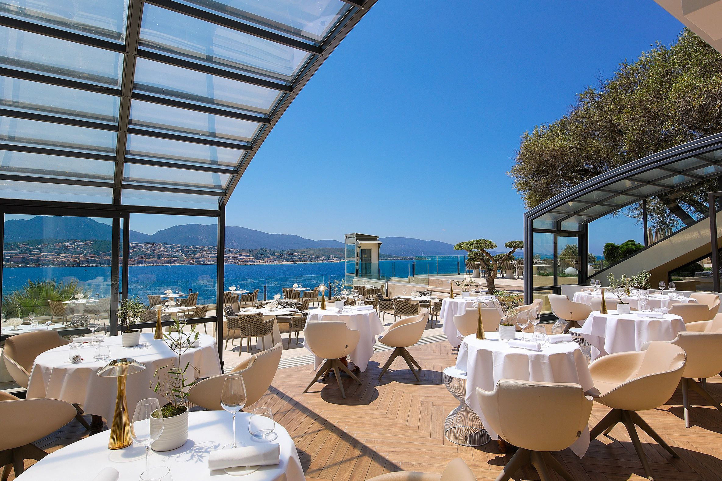 Vue panoramique sur la mer depuis le restaurant La Verrière en Corse-du-Sud