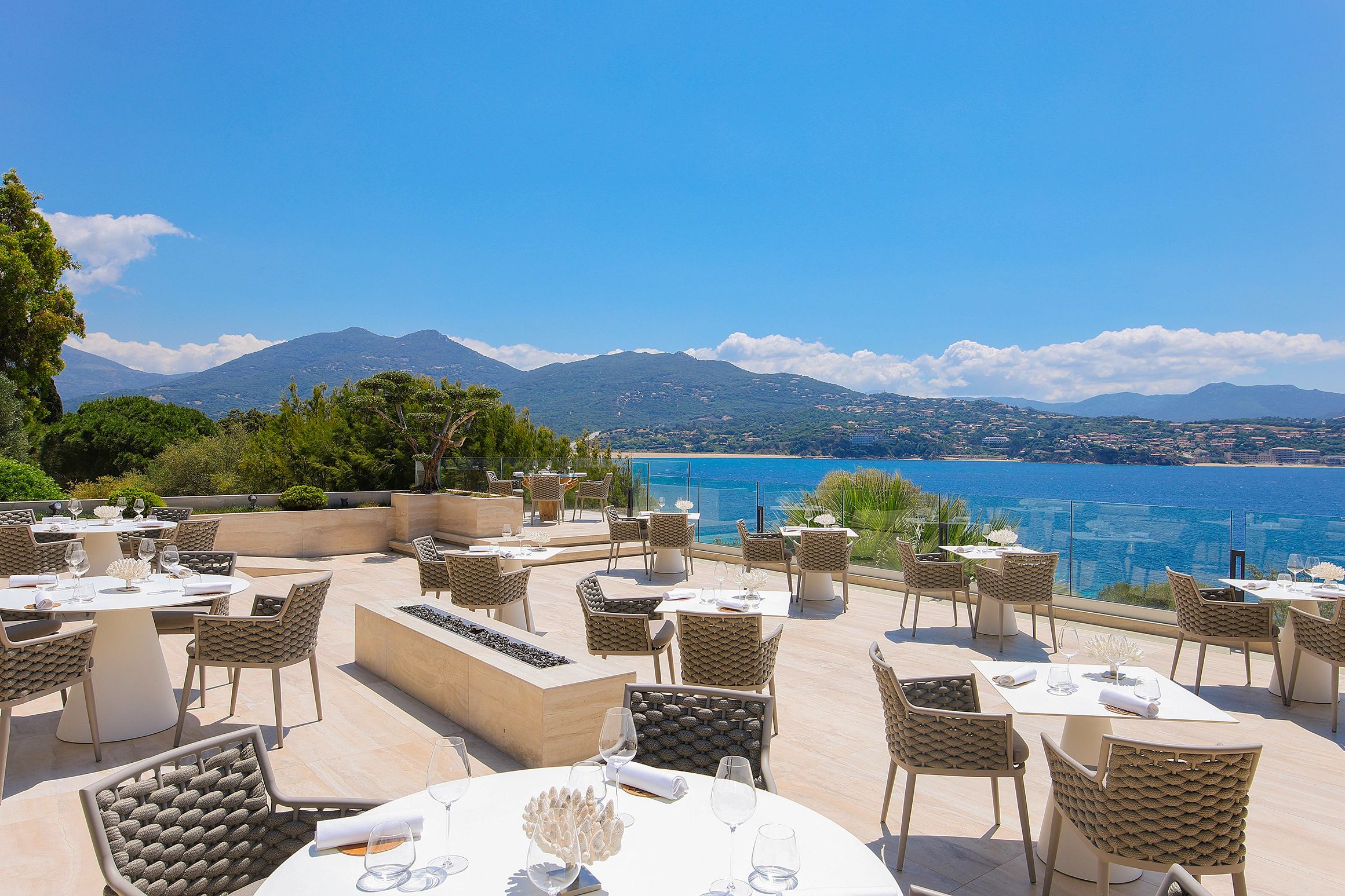 Terrasse d'un restaurant gastronomique en Corse-du-Sud
