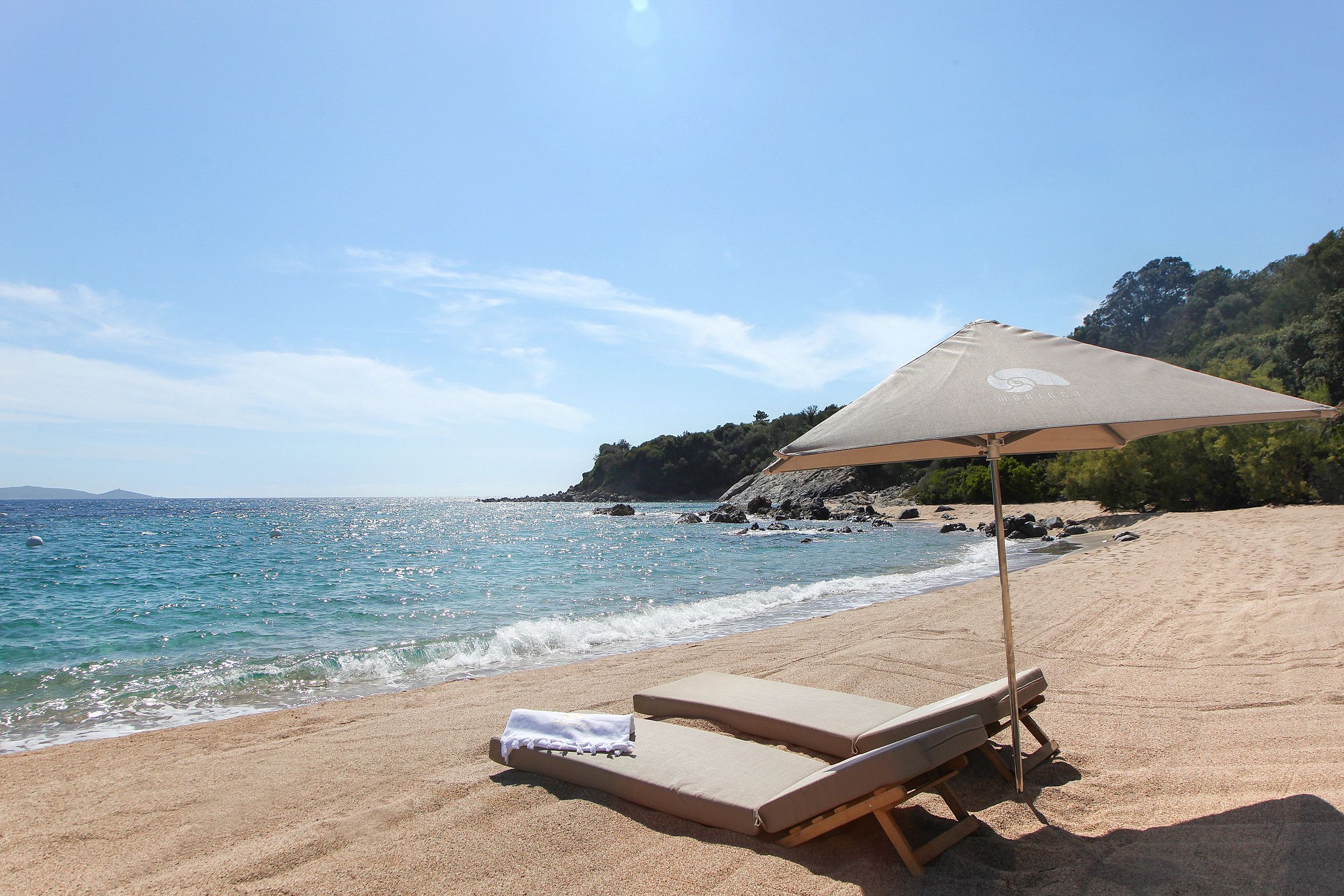 Transats sur la plage privée de l'hotel Marinca