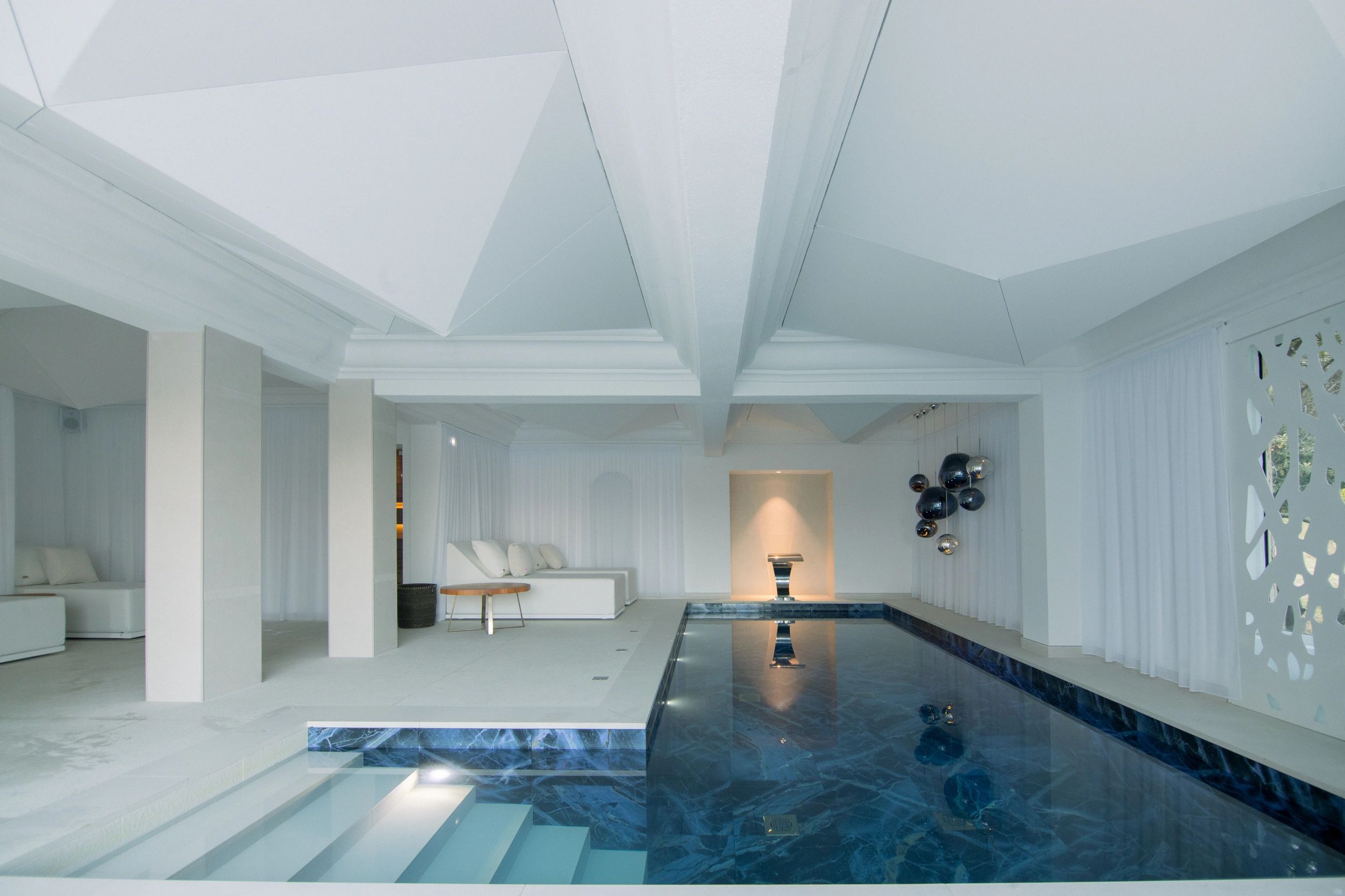 Piscine interieur chauffée dans spa de luxe en Corse-du-Sud