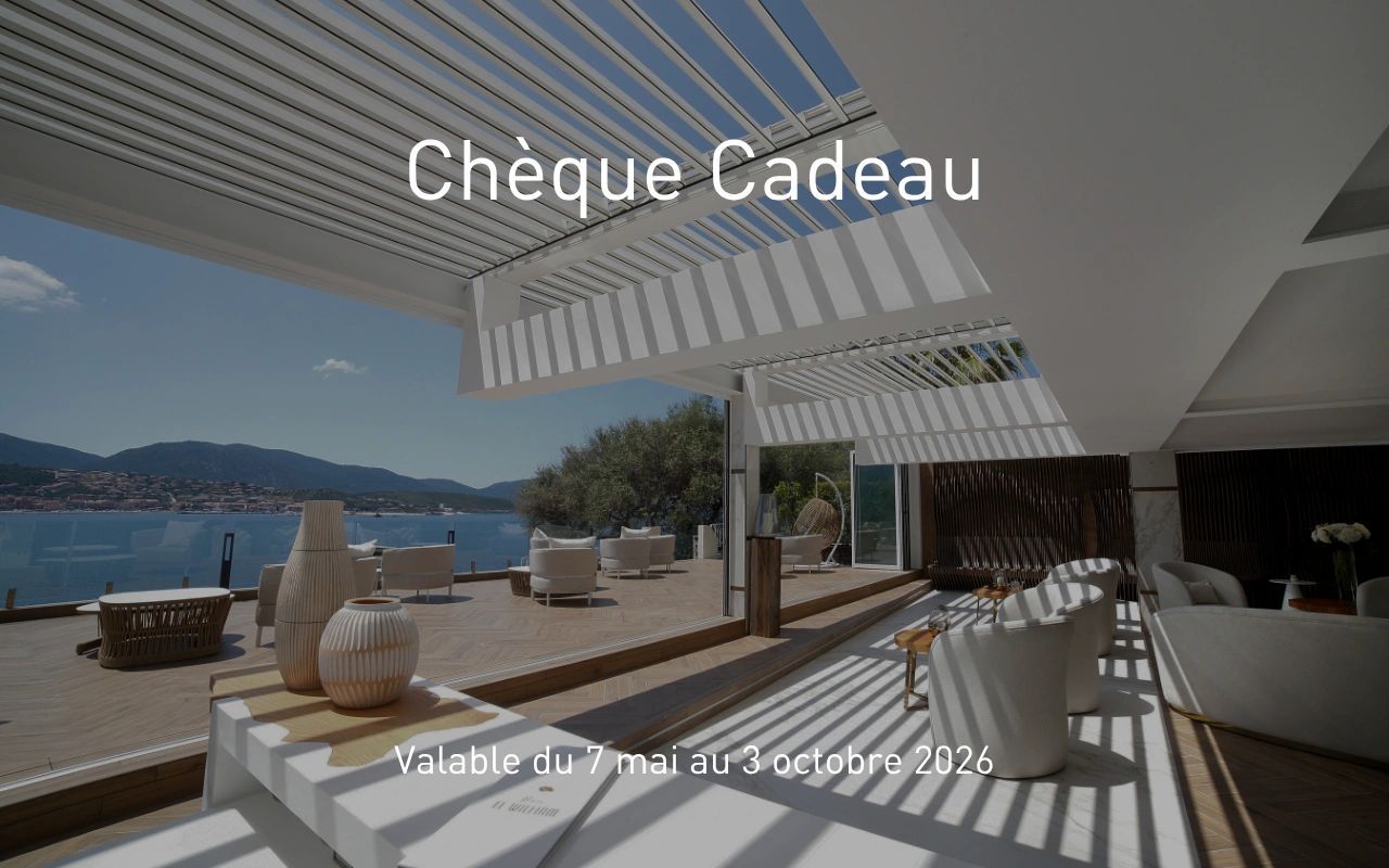 Terrasse moderne avec vue panoramique sur la mer, mobilier design et pergola, chèque cadeau valable jusqu'en octobre 2026
