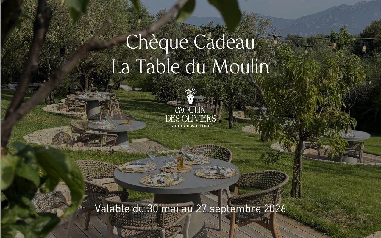 Chèque cadeau La Table du Moulin dans un jardin d'olivier provençal avec tables dressées