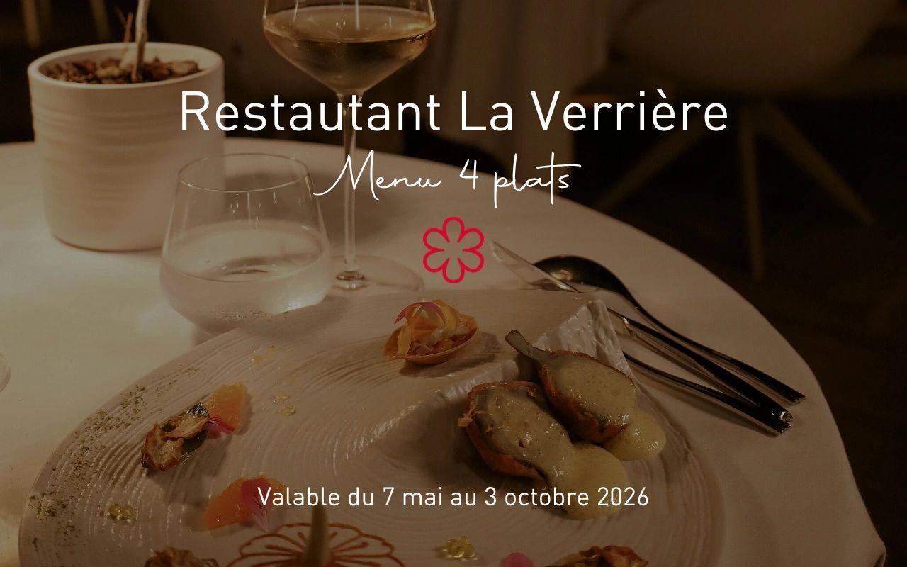 Menu gastronomique 4 plats du restaurant La Verrière avec verre de vin blanc et mise en place élégante