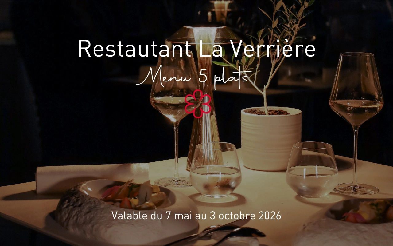Restaurant La Verrière menu 5 plats table élégante avec verres et fleurs disponible mai octobre 2026