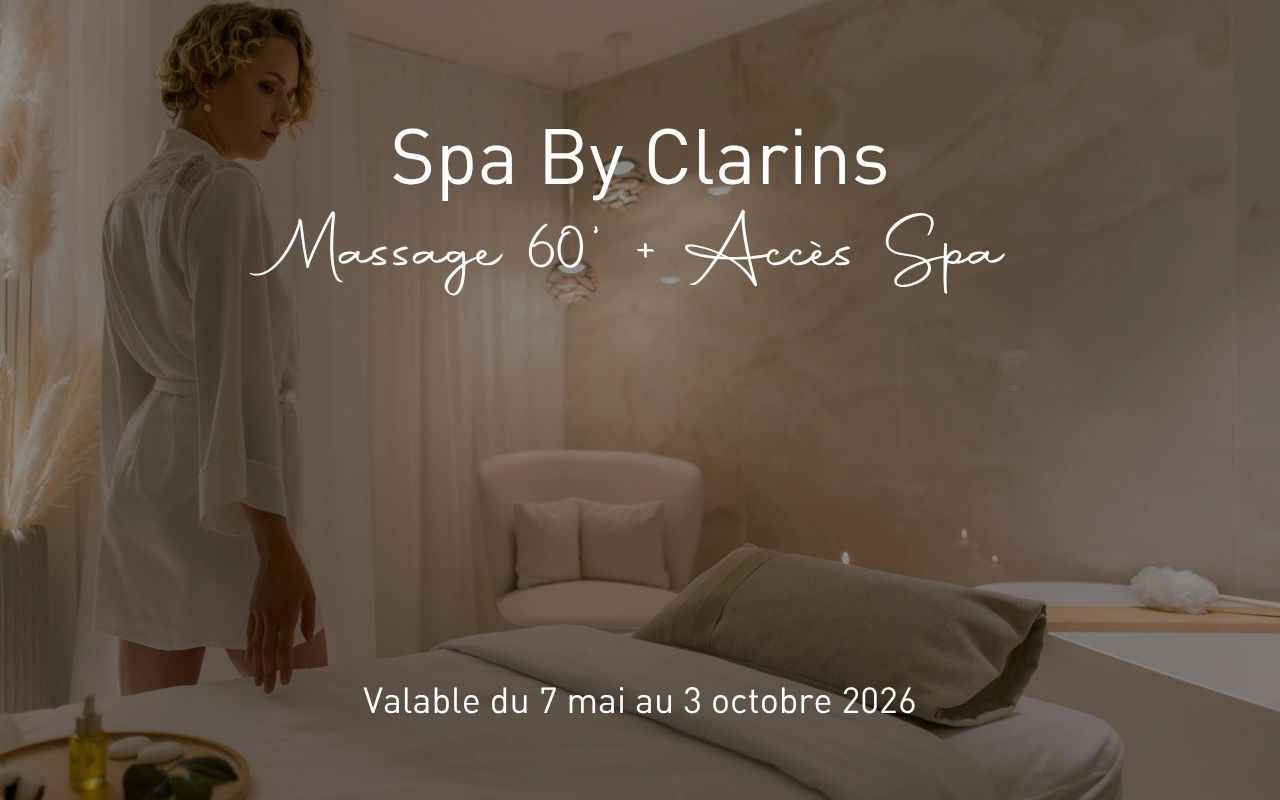 Femme en peignoir dans spa luxueux Clarins offrant massage 60 minutes et accès spa de mai à octobre 2026